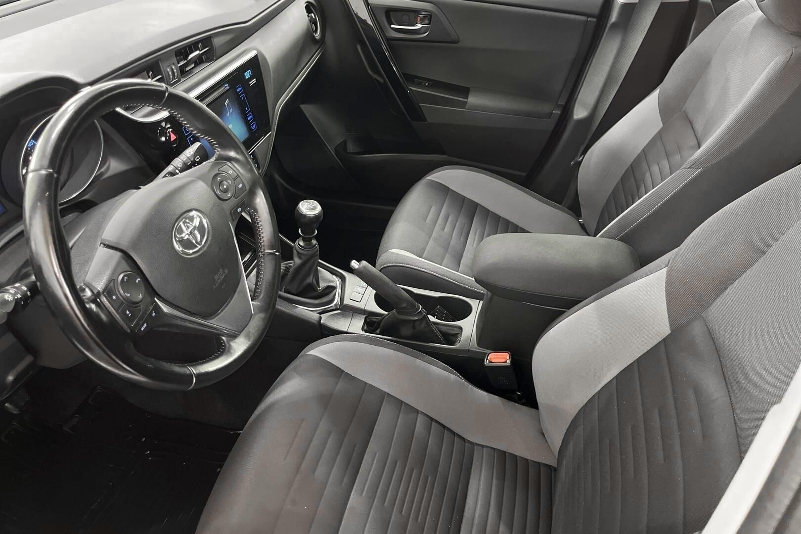 Toyota Auris iso kuva 8