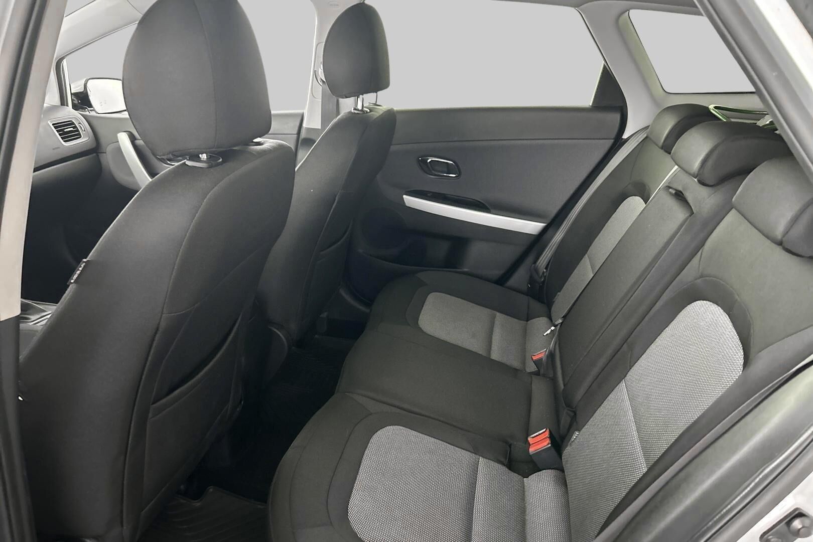 Kia cee'd iso kuva 10