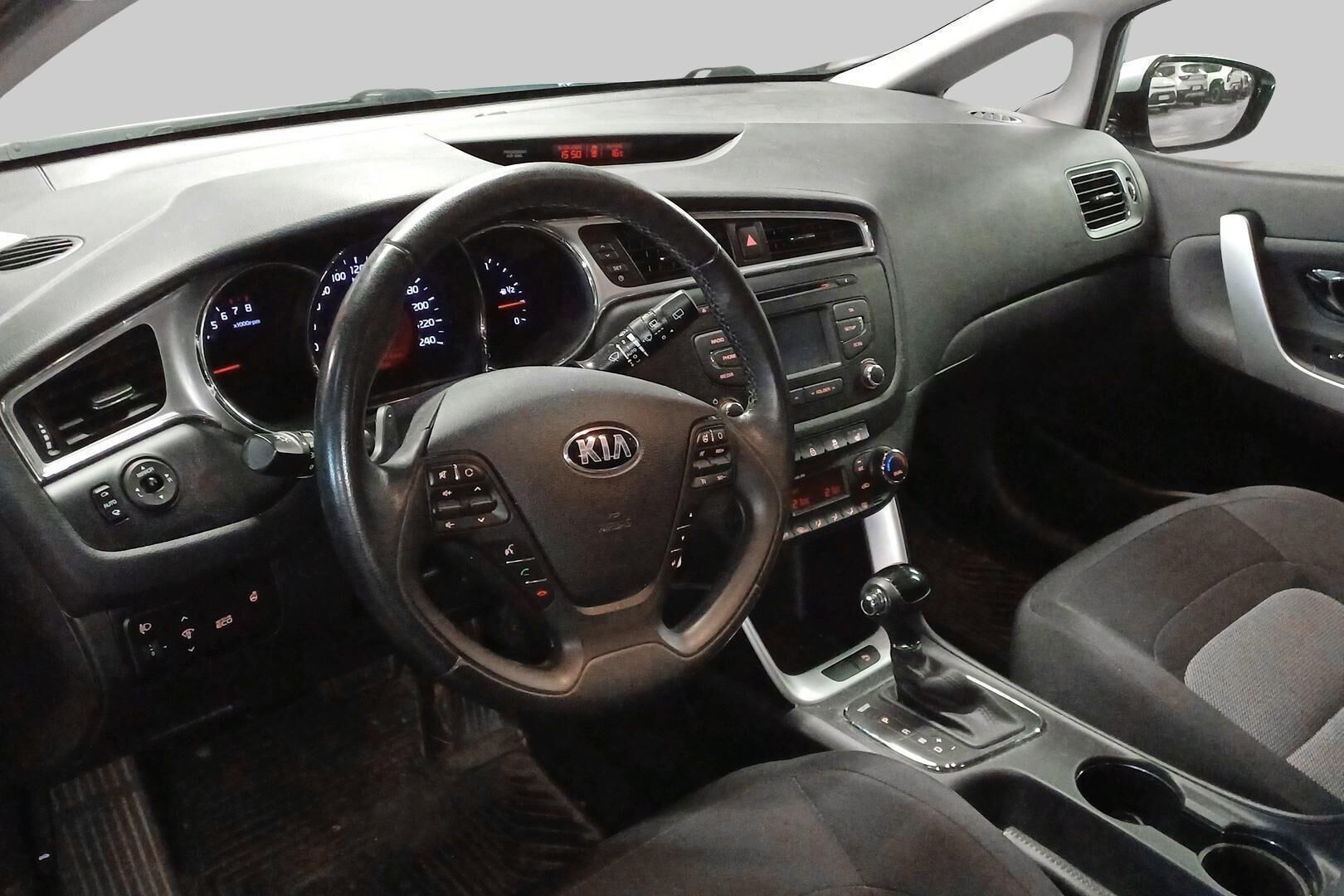 Kia cee'd iso kuva 2