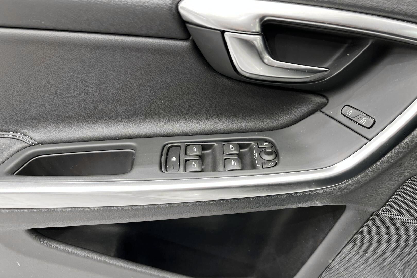 Volvo V60 iso kuva 31