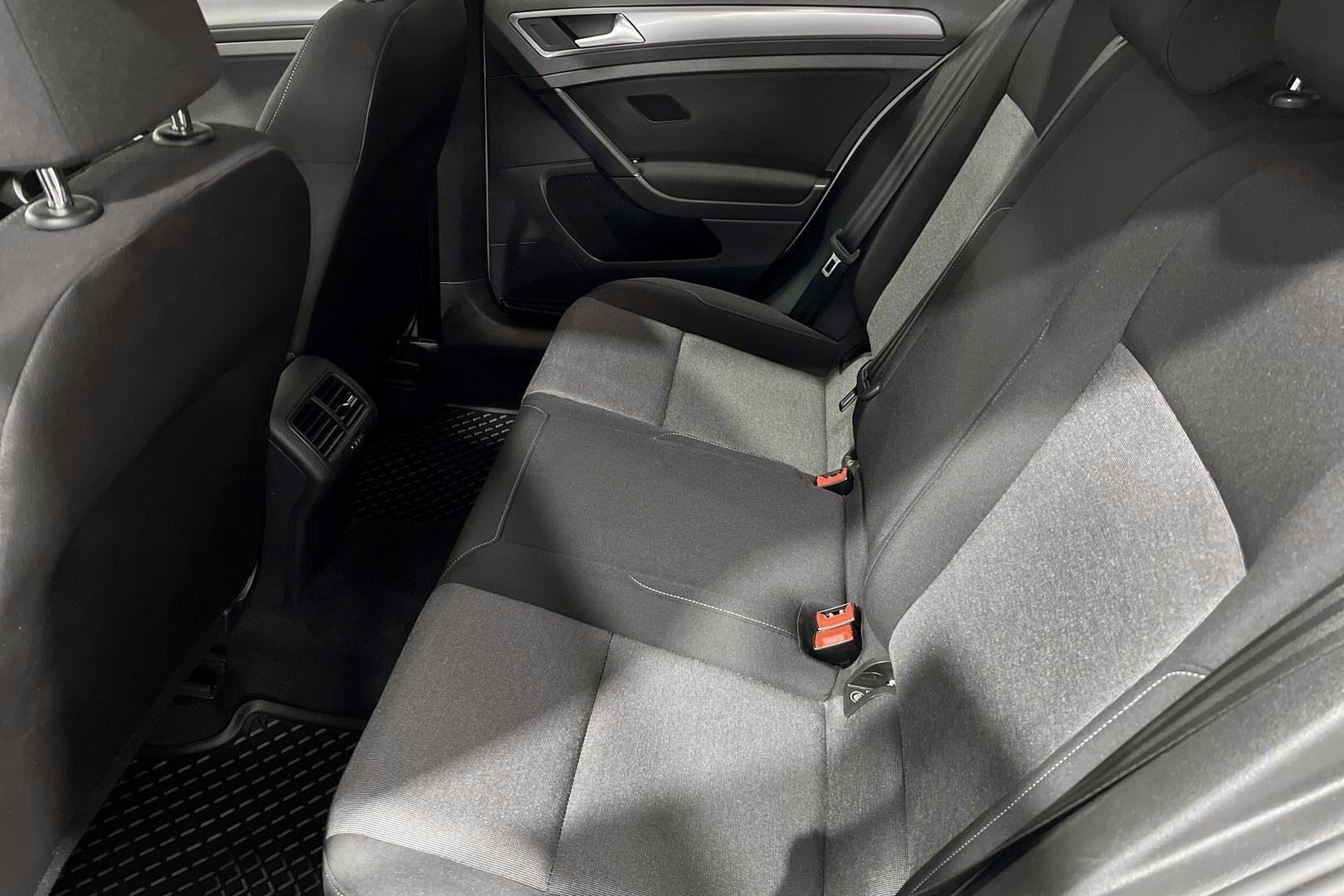 Volkswagen Golf iso kuva 10