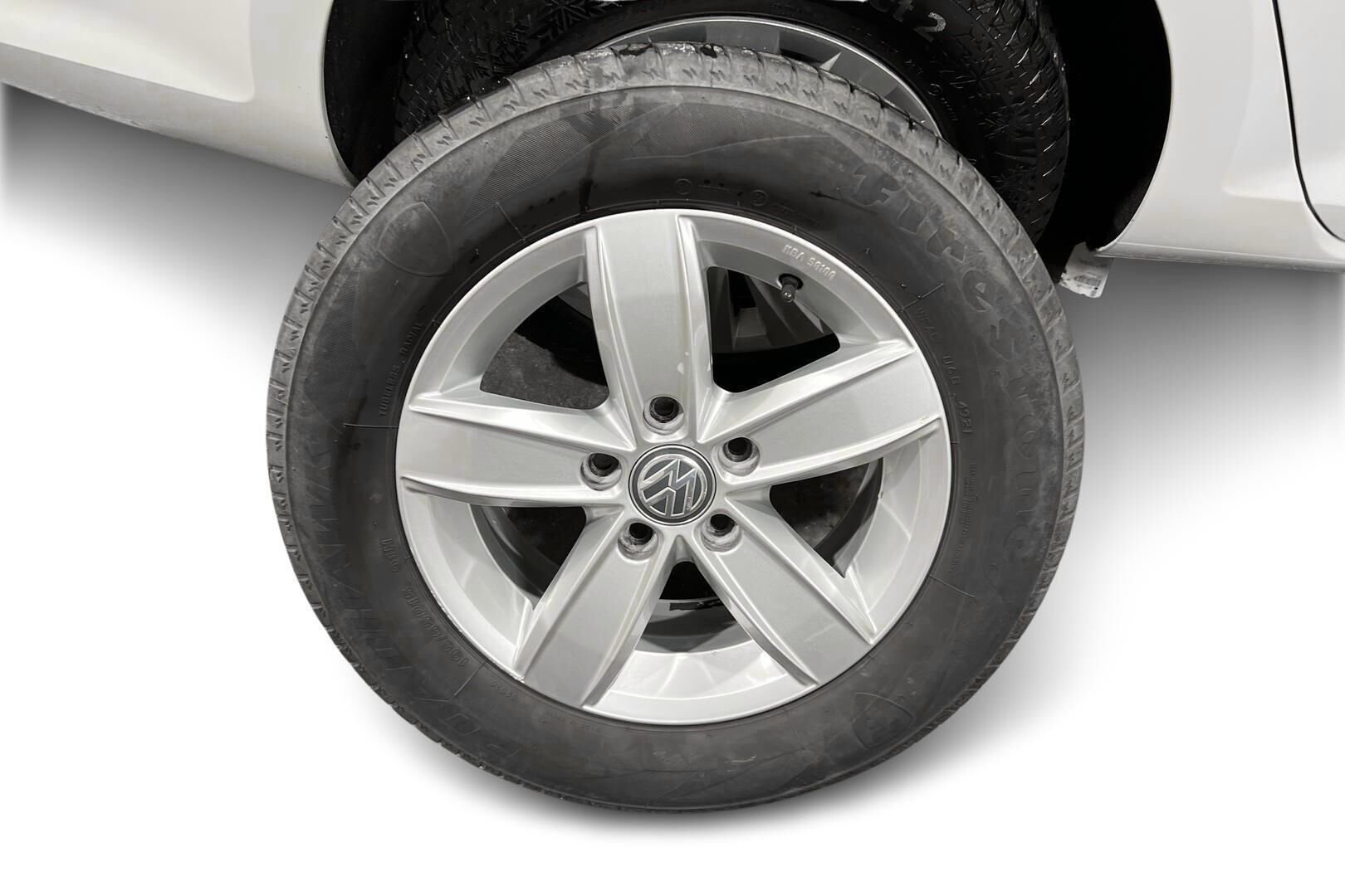 Volkswagen Golf iso kuva 16