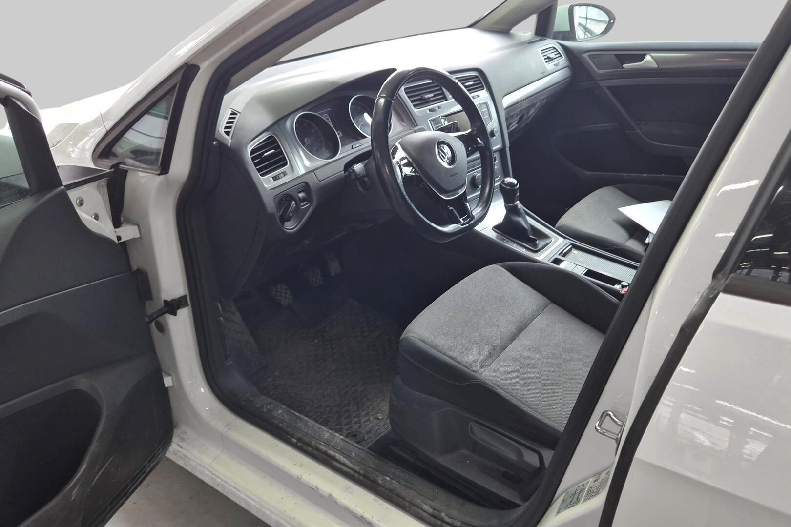 Volkswagen Golf iso kuva 2