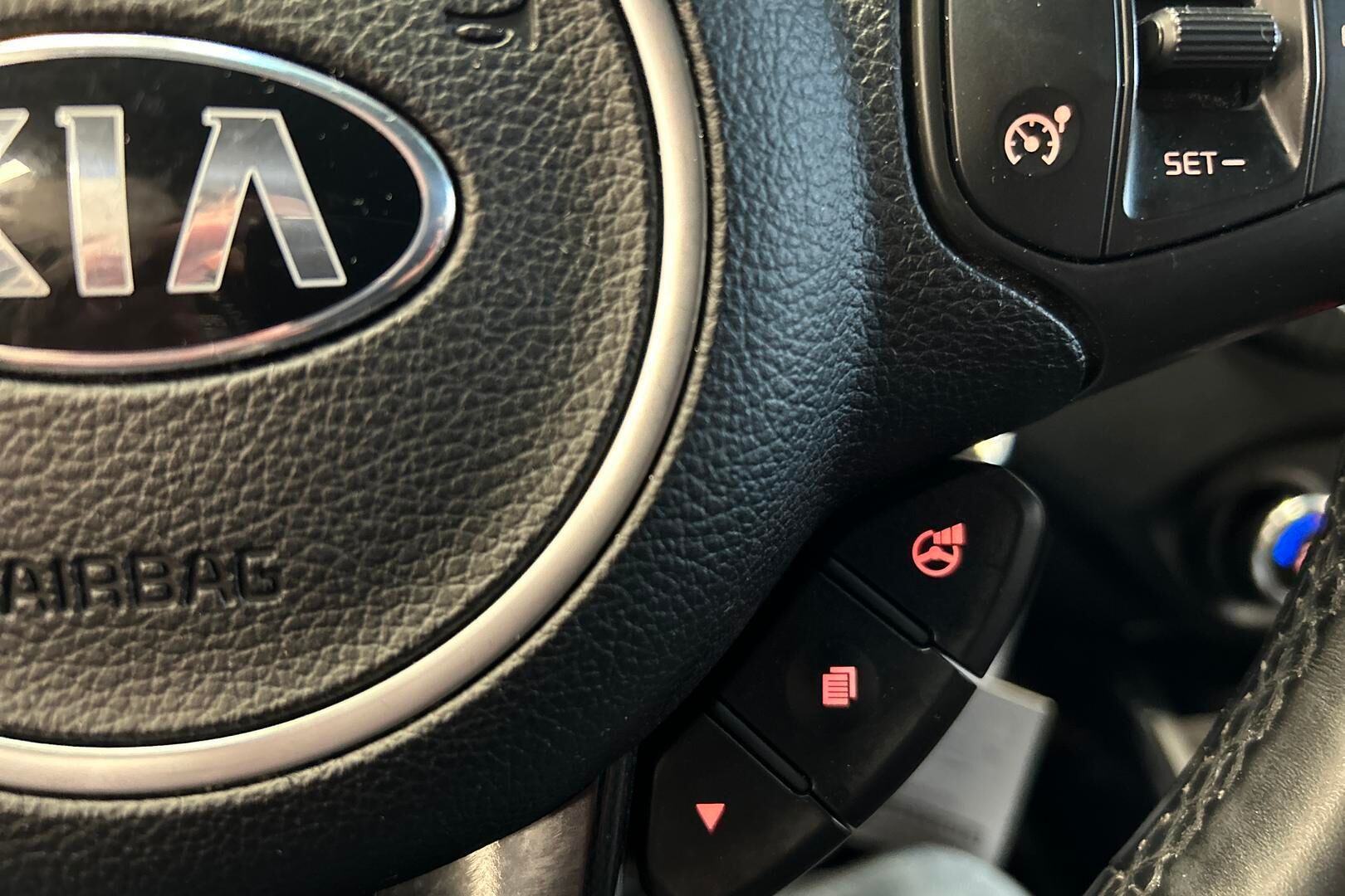 Kia Carens iso kuva 15