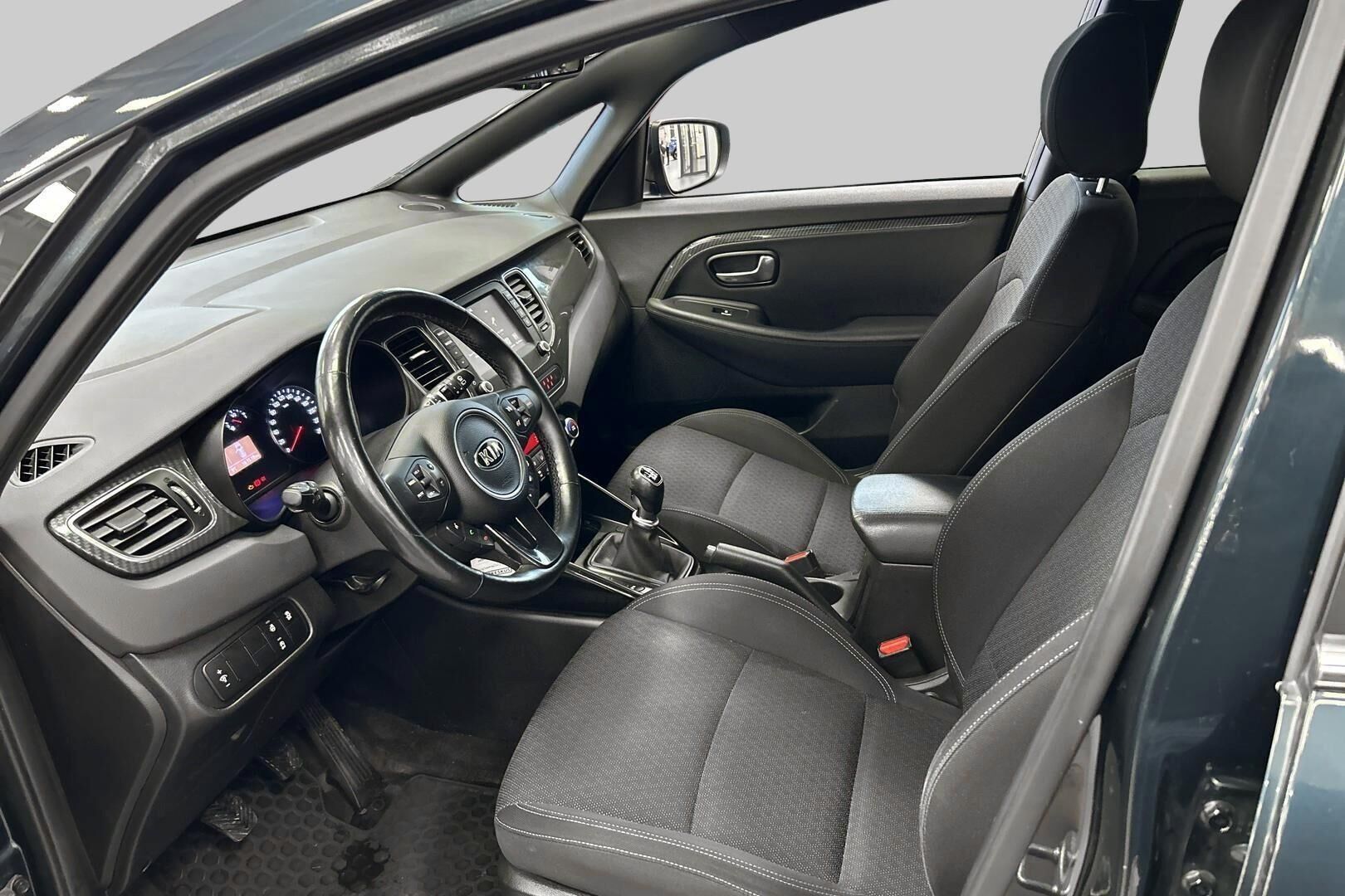 Kia Carens iso kuva 8