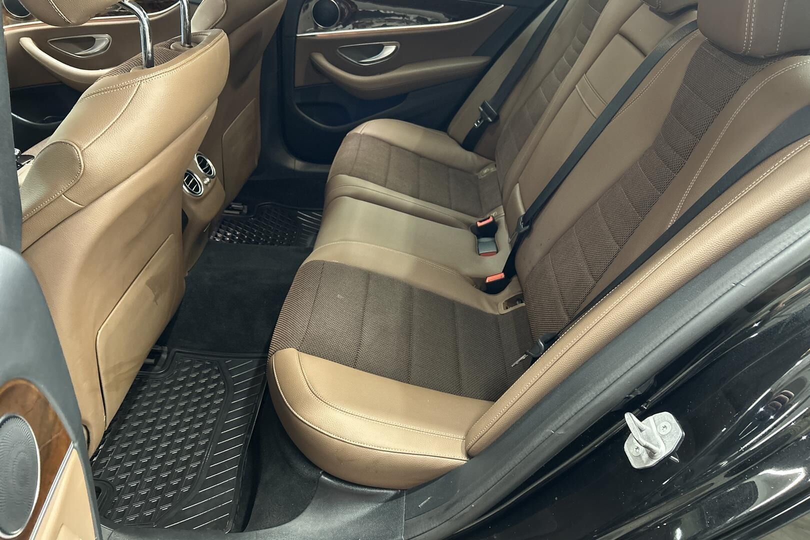 Mercedes-Benz E iso kuva 10