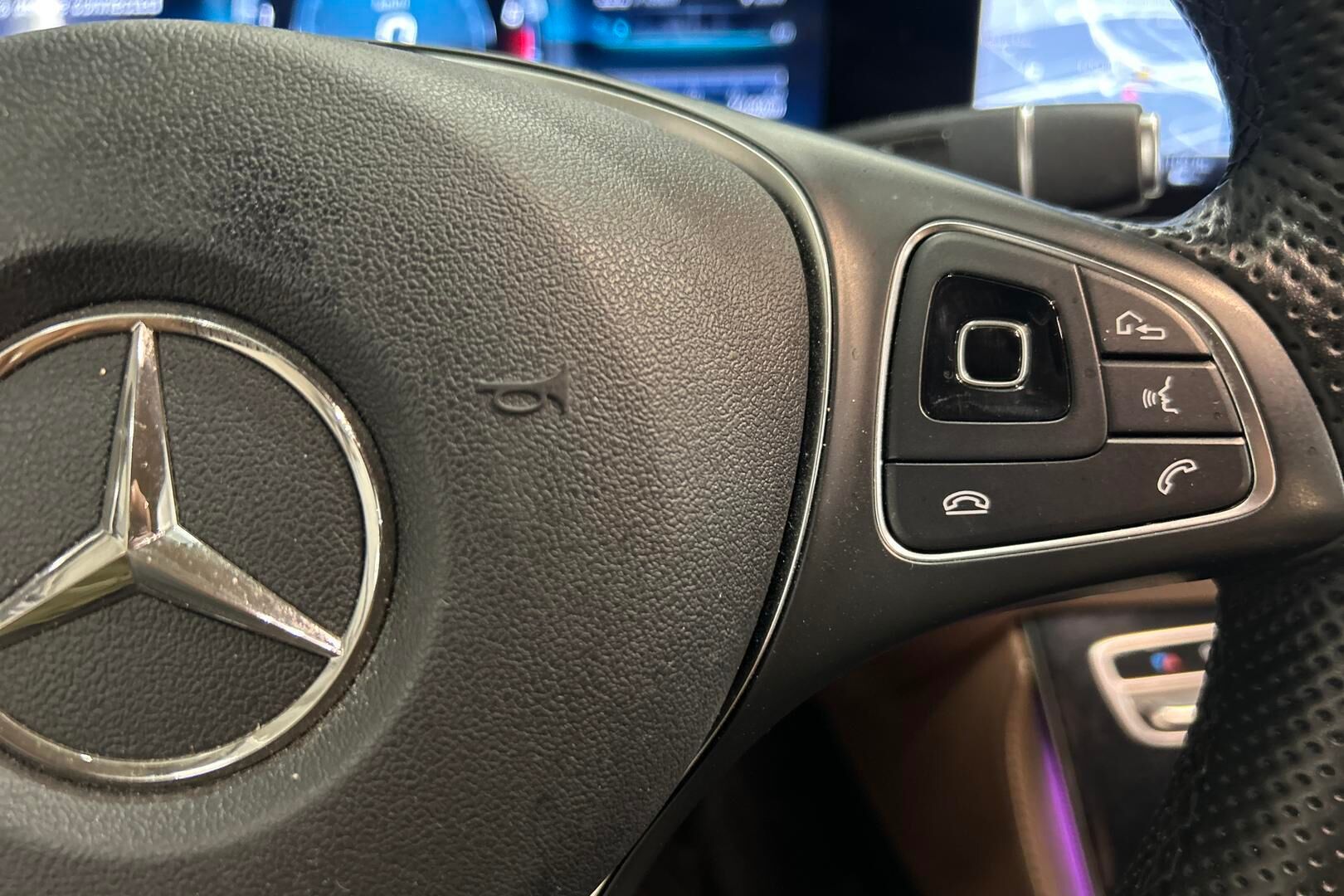 Mercedes-Benz E iso kuva 17