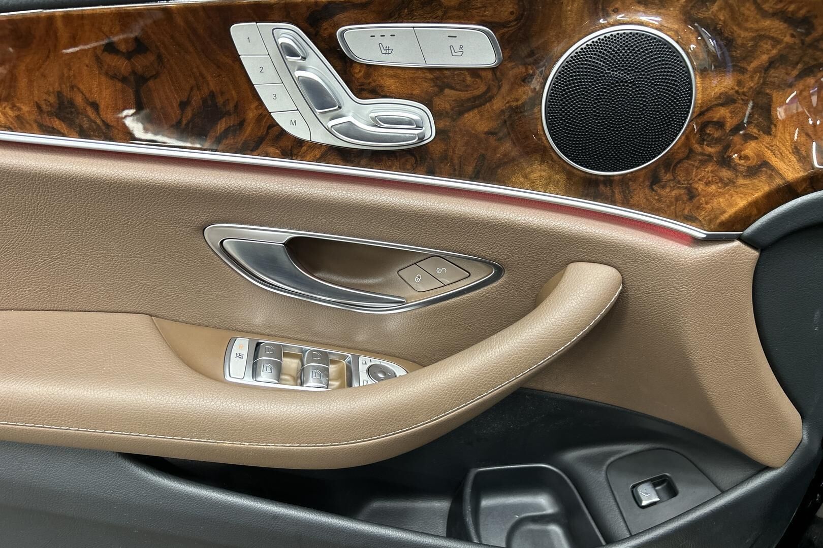 Mercedes-Benz E iso kuva 19