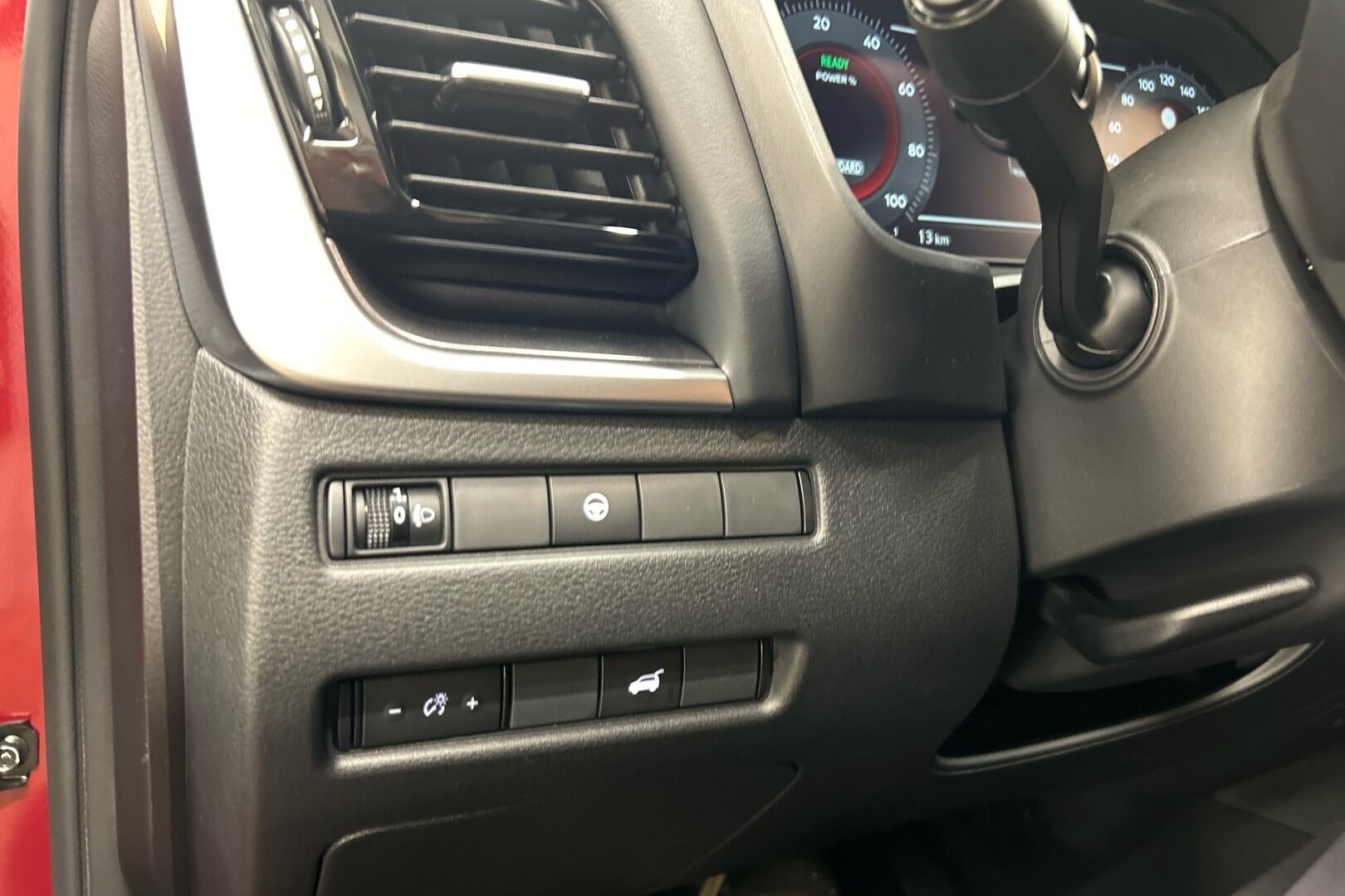 Nissan X-Trail iso kuva 18
