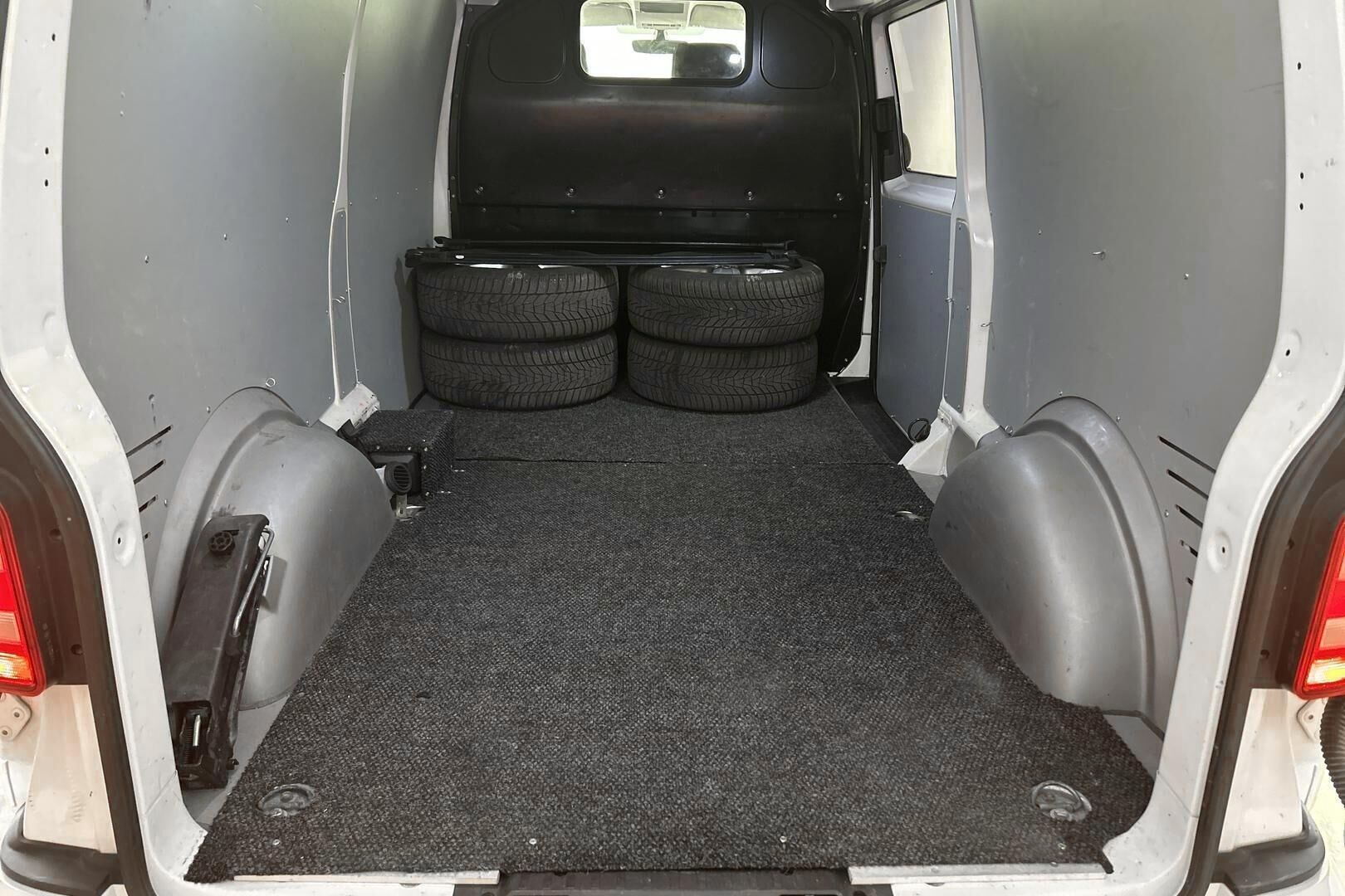 Volkswagen Transporter iso kuva 11