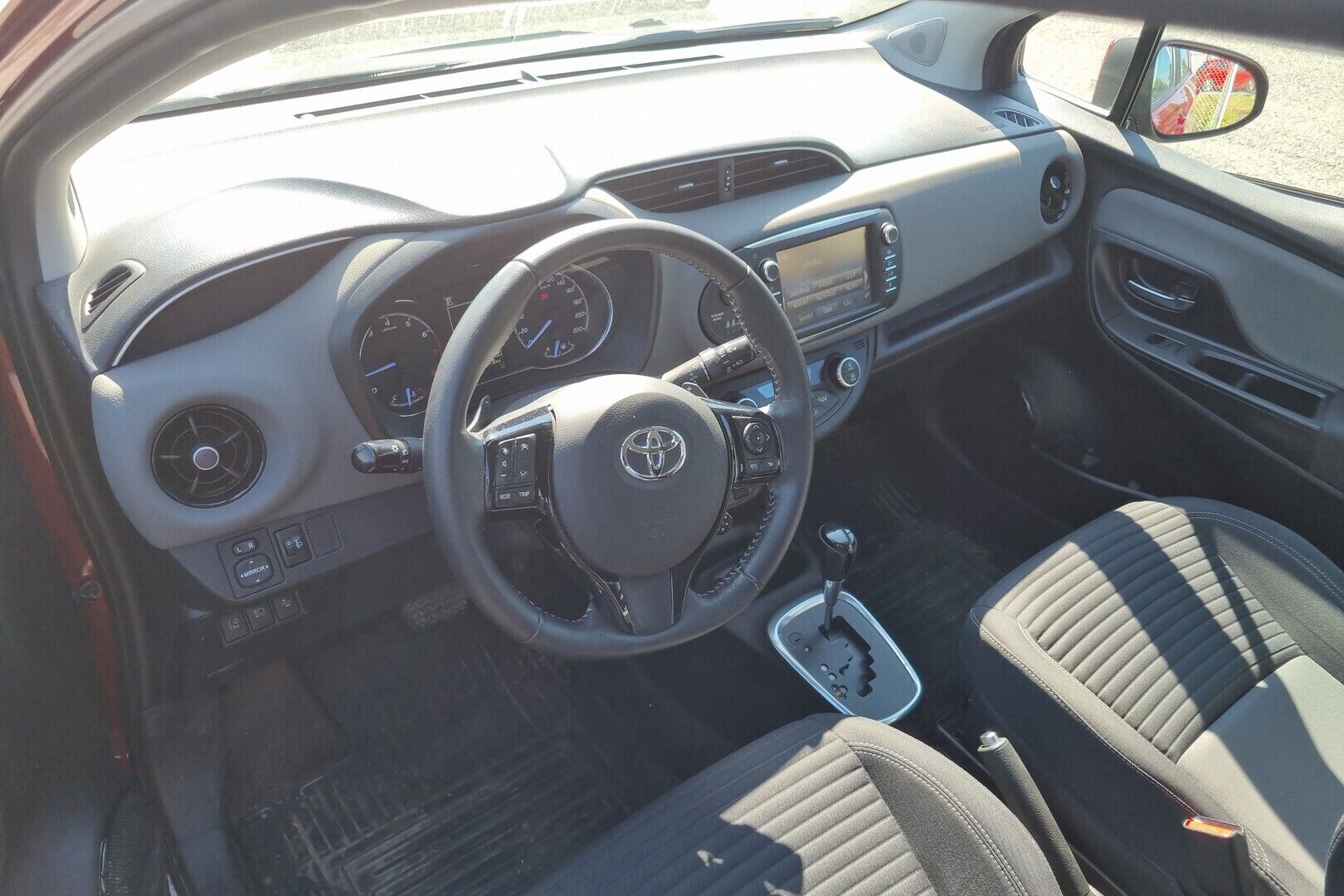 Toyota Yaris iso kuva 1
