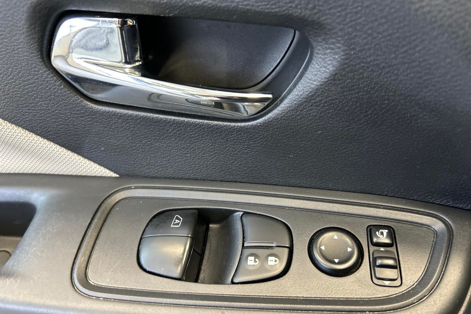 Nissan Micra iso kuva 26