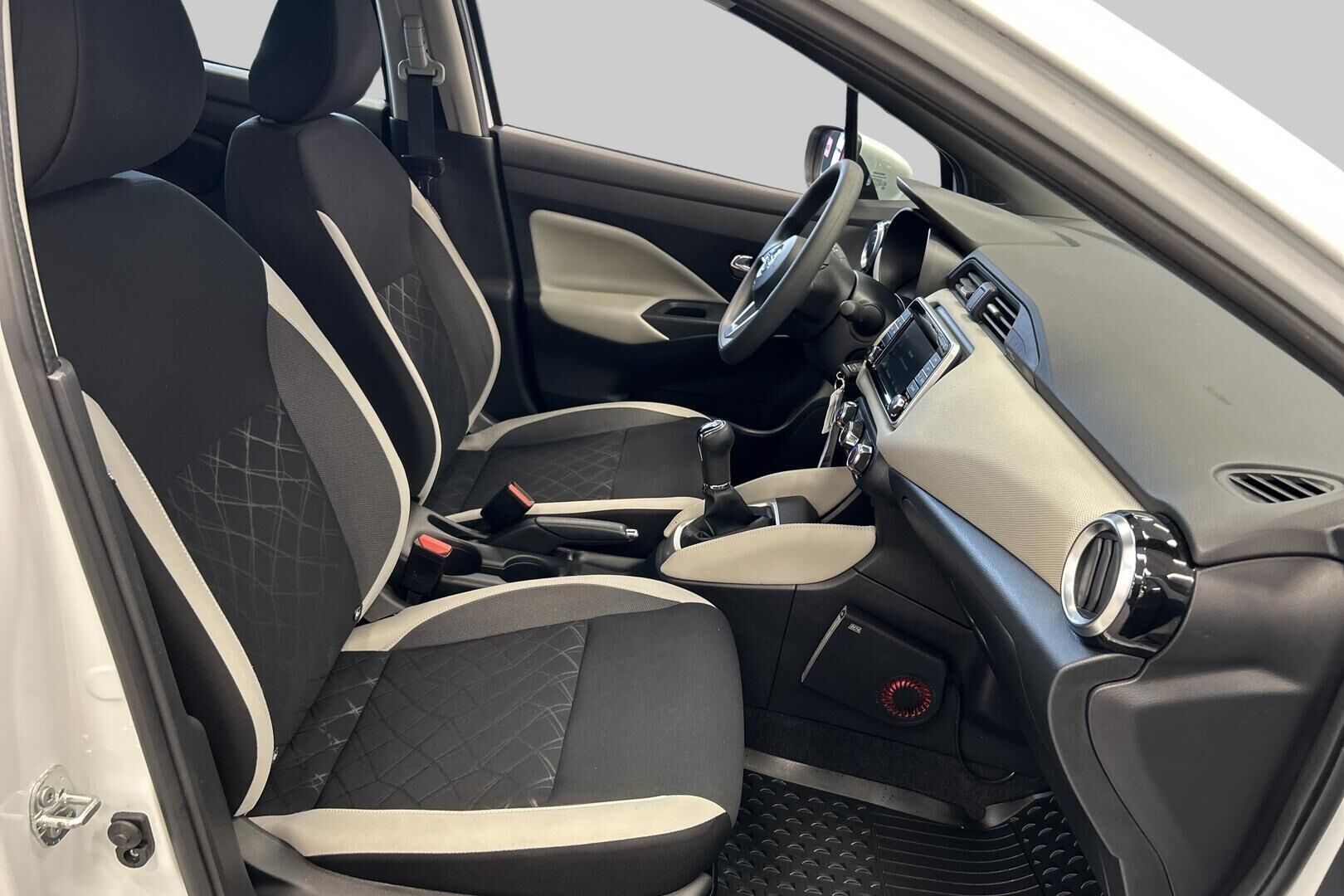 Nissan Micra iso kuva 17