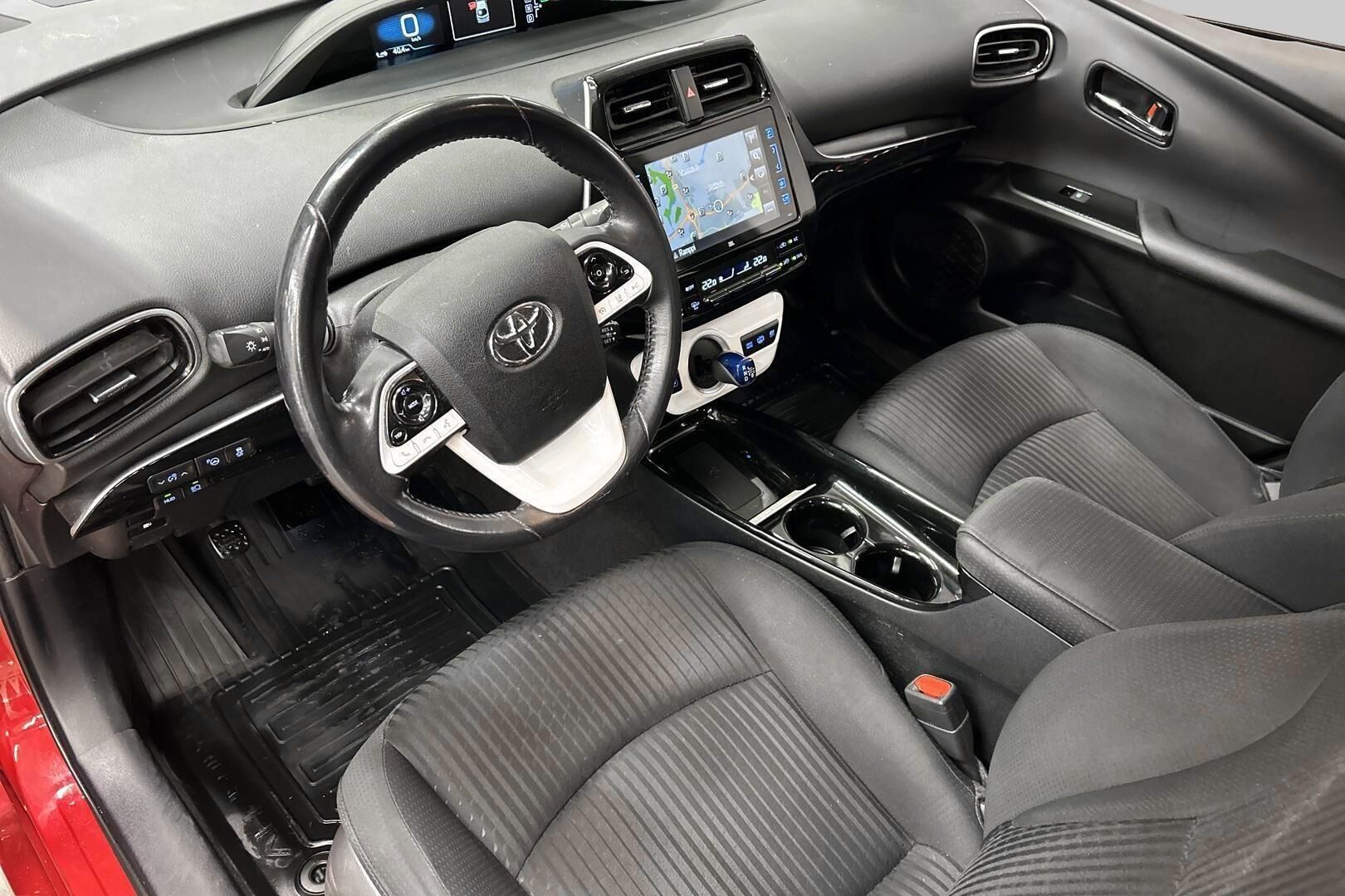 Toyota Prius Plug-in iso kuva 9