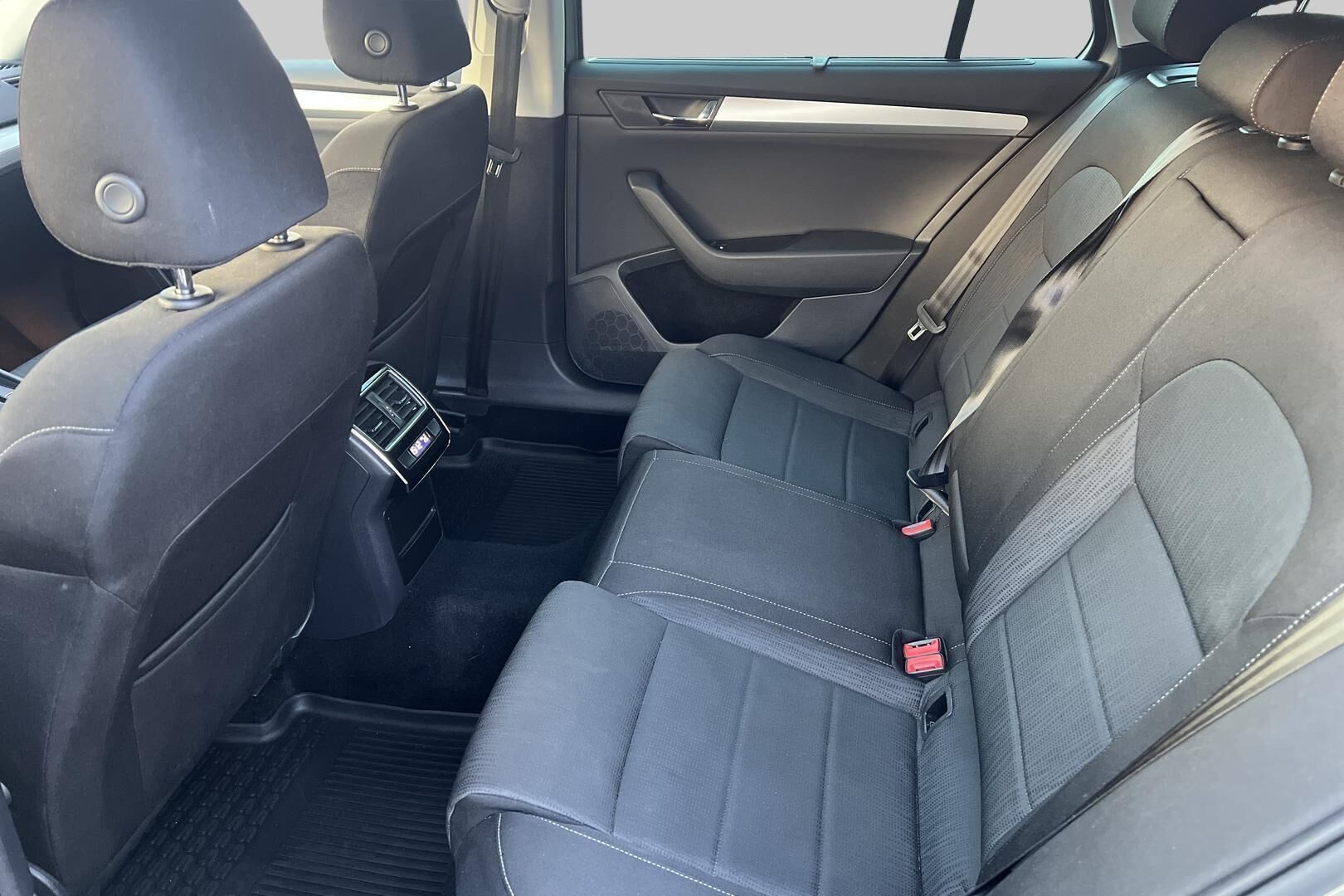 Skoda Superb iso kuva 9