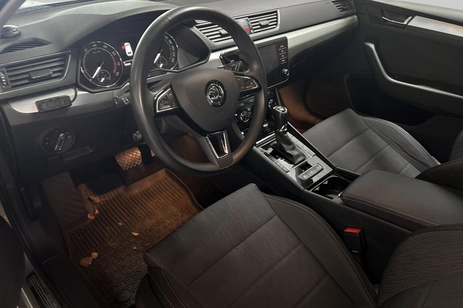 Skoda Superb iso kuva 2