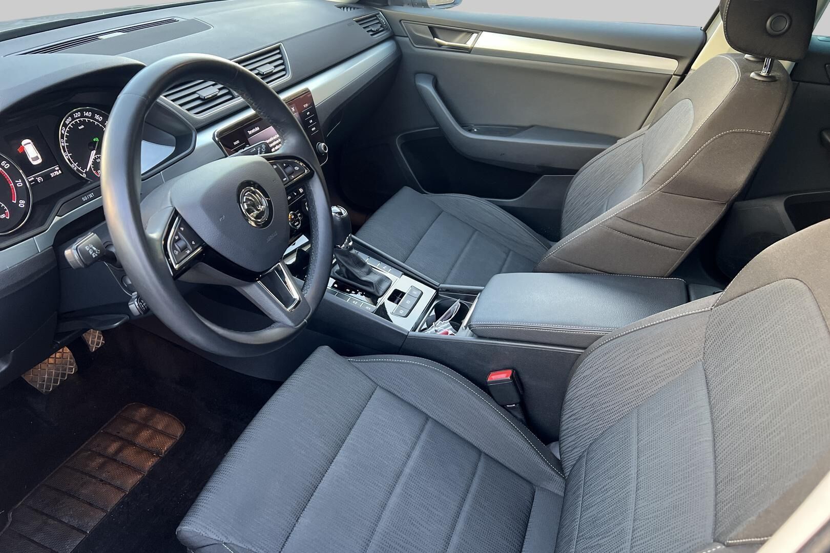 Skoda Superb iso kuva 8