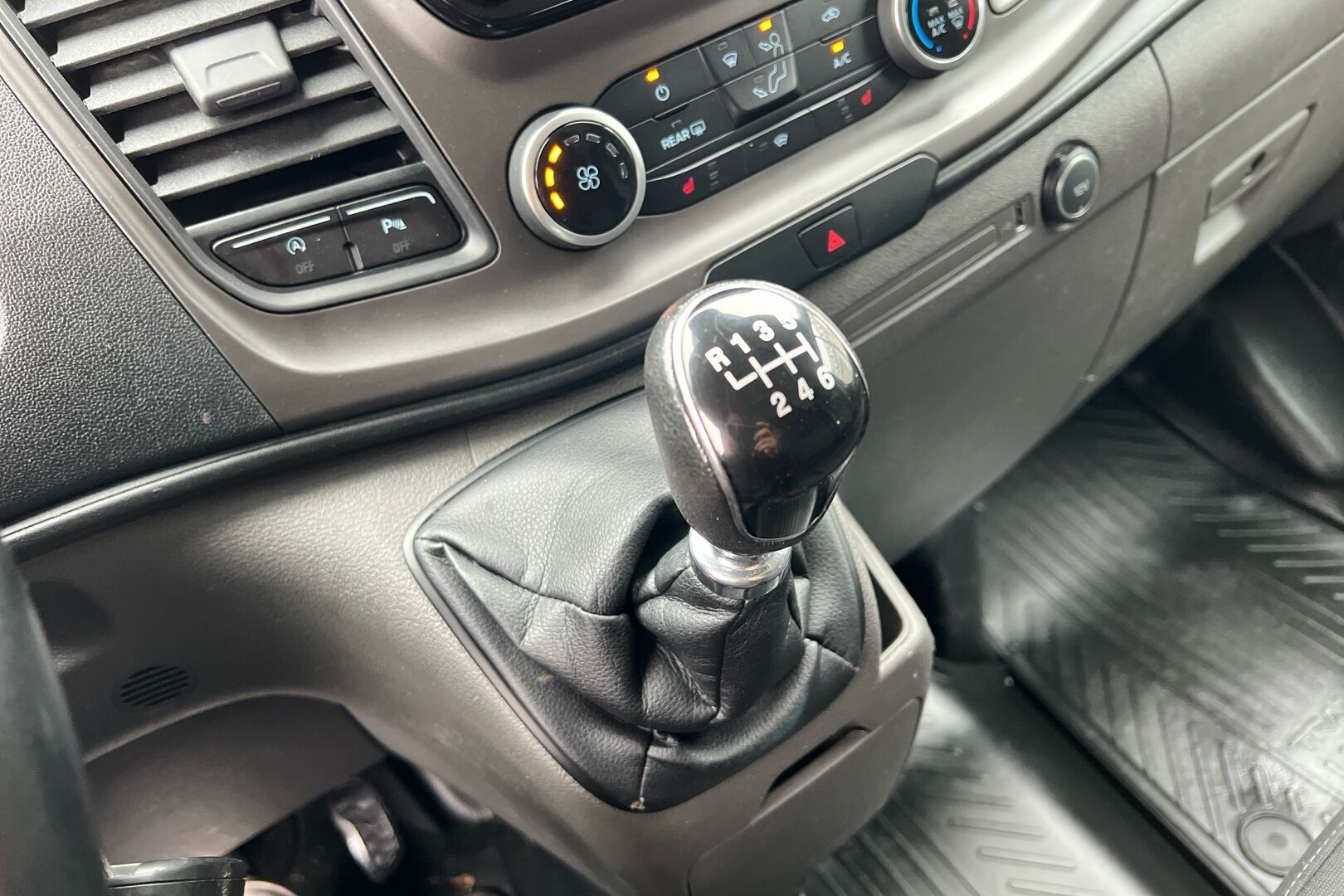 Ford Transit Custom iso kuva 13
