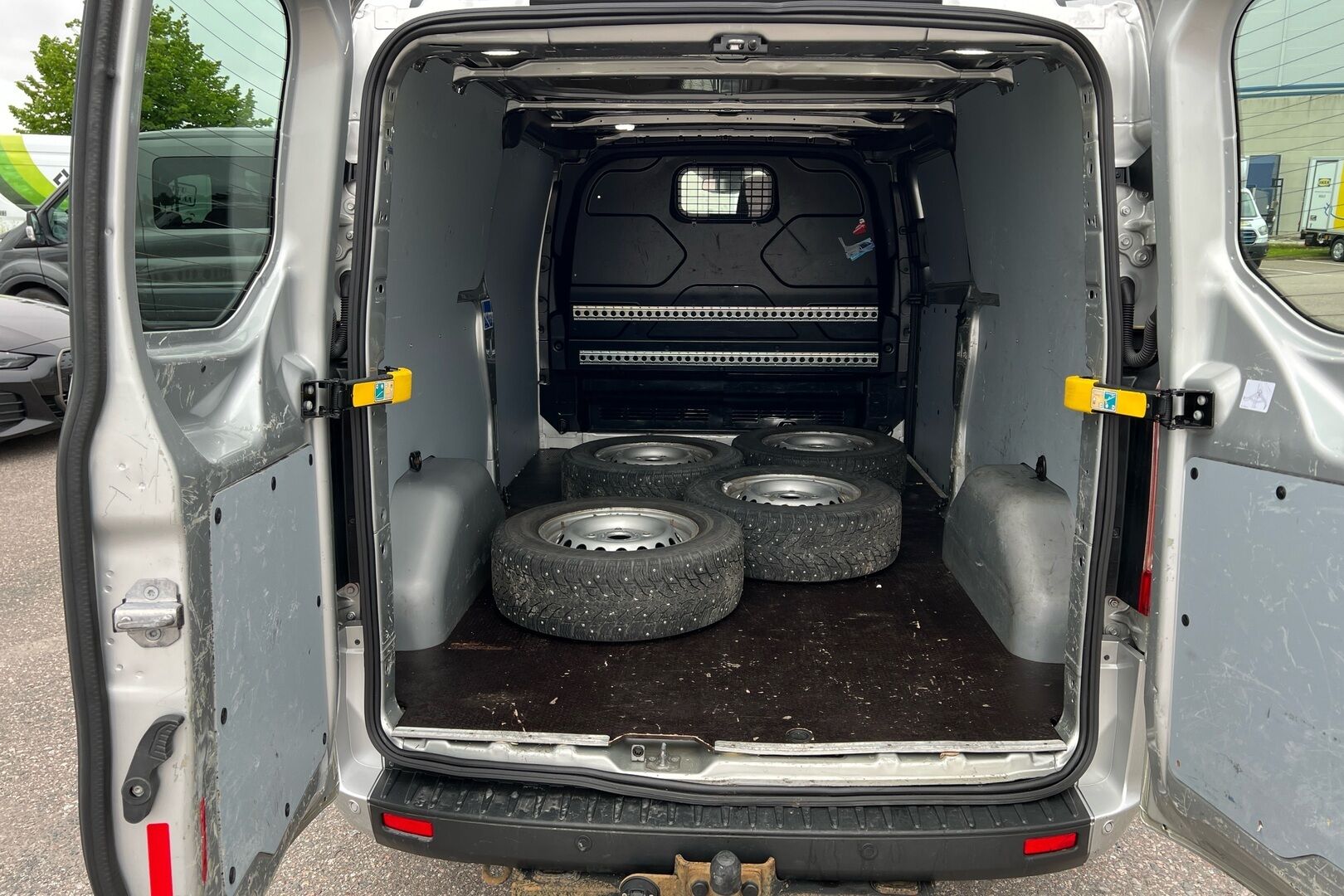 Ford Transit Custom iso kuva 9