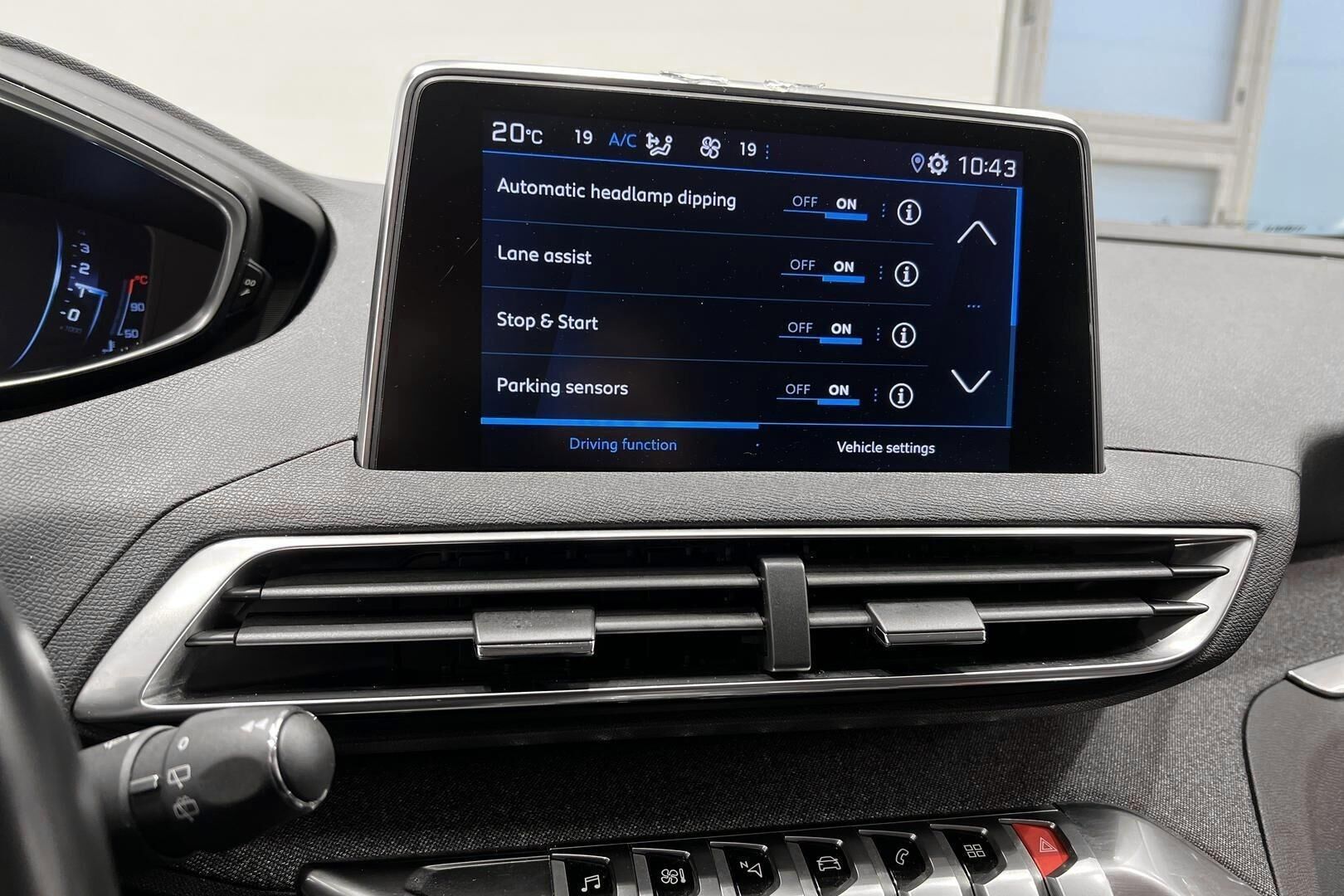 Peugeot 3008 iso kuva 17