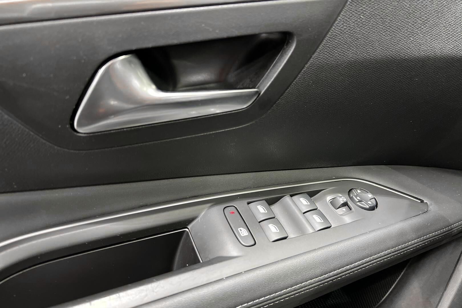 Peugeot 3008 iso kuva 29