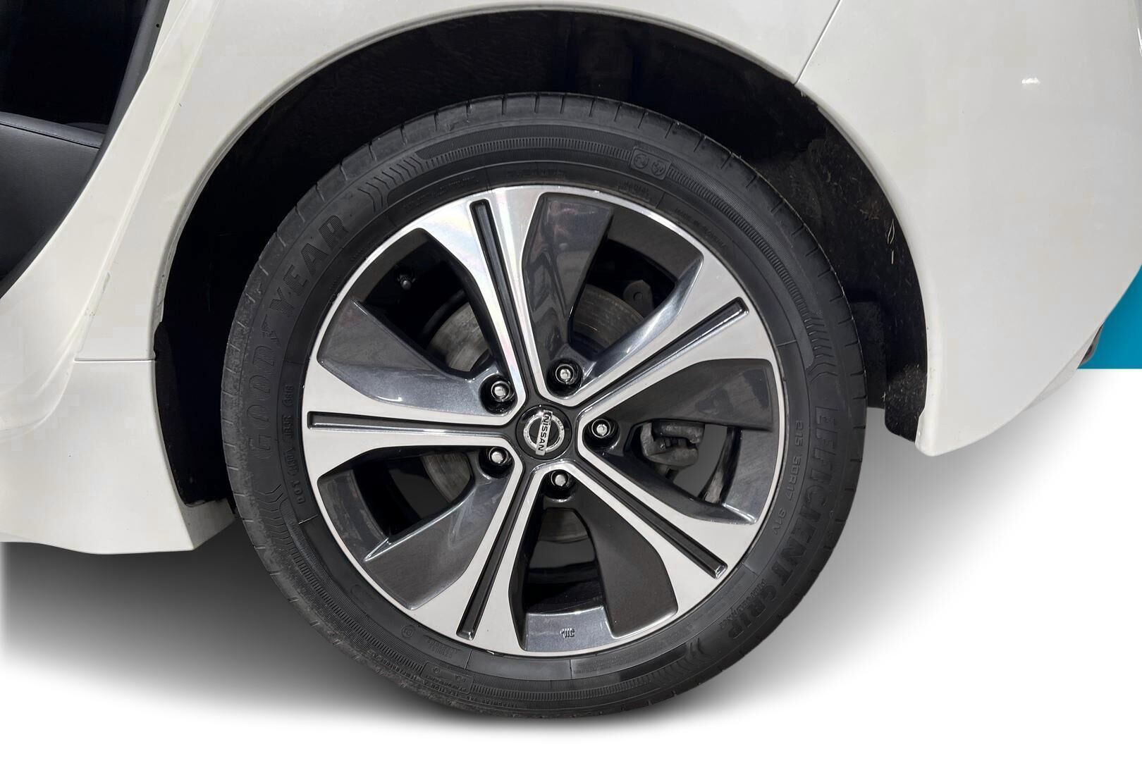 Nissan Leaf iso kuva 13