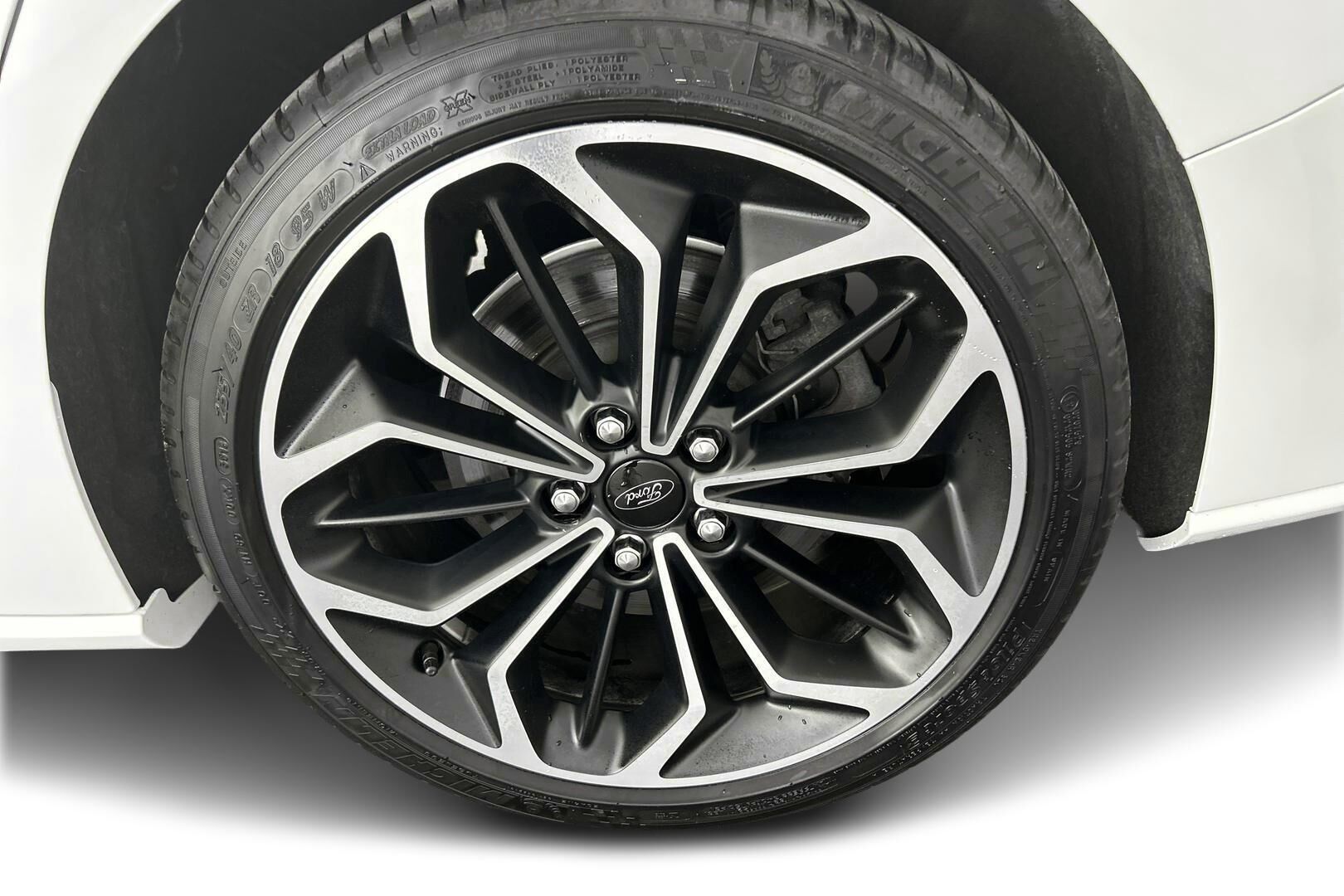Ford Focus iso kuva 8