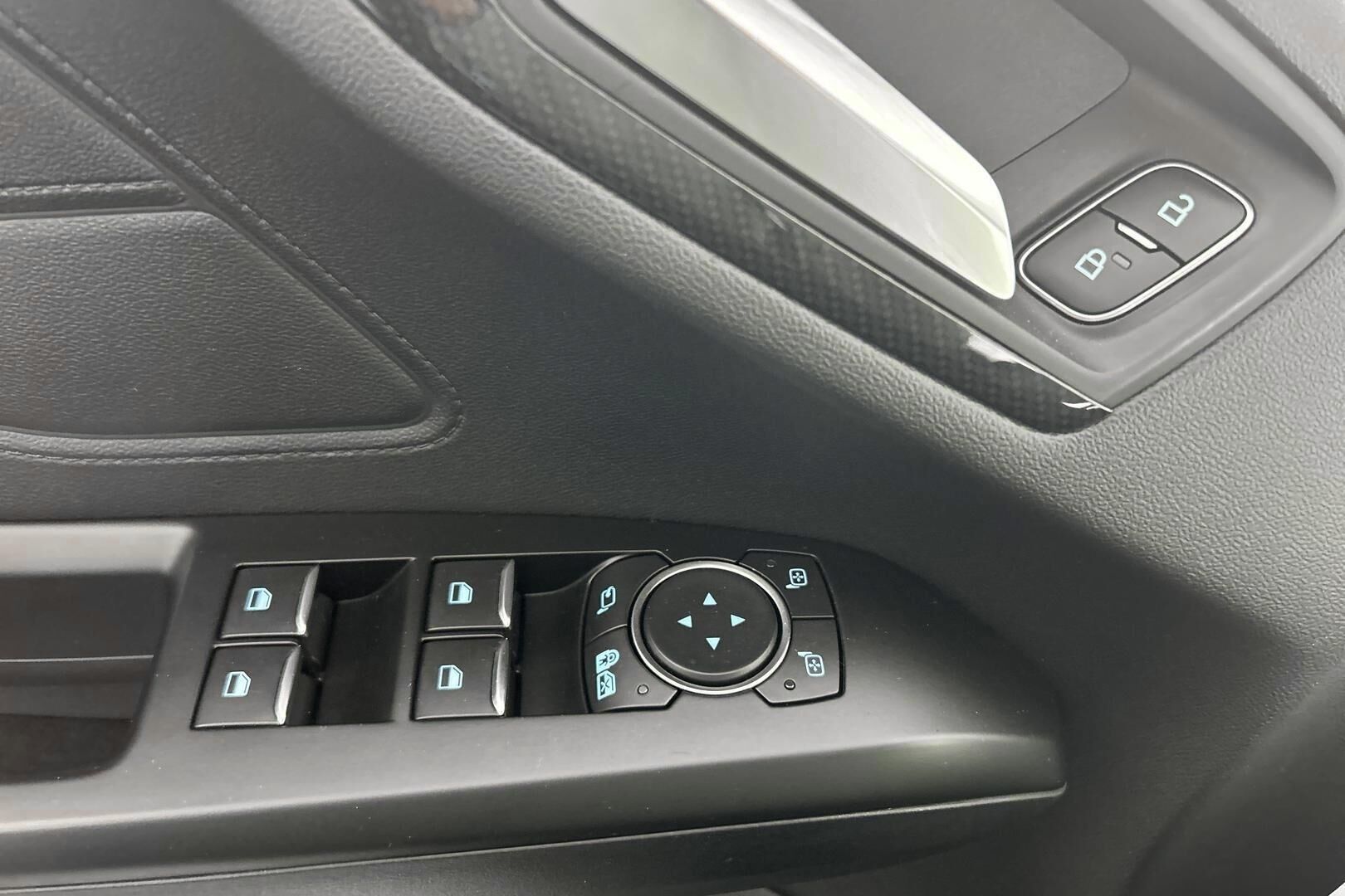 Ford Focus iso kuva 14