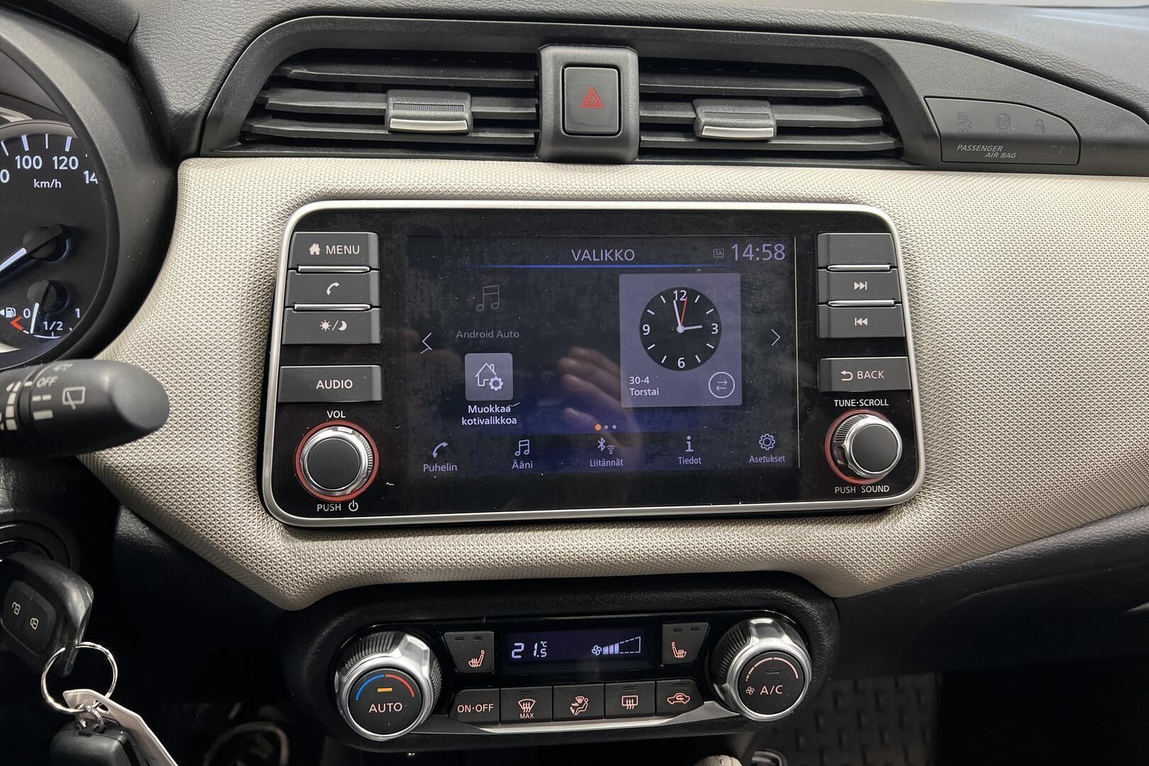 Nissan Micra iso kuva 15