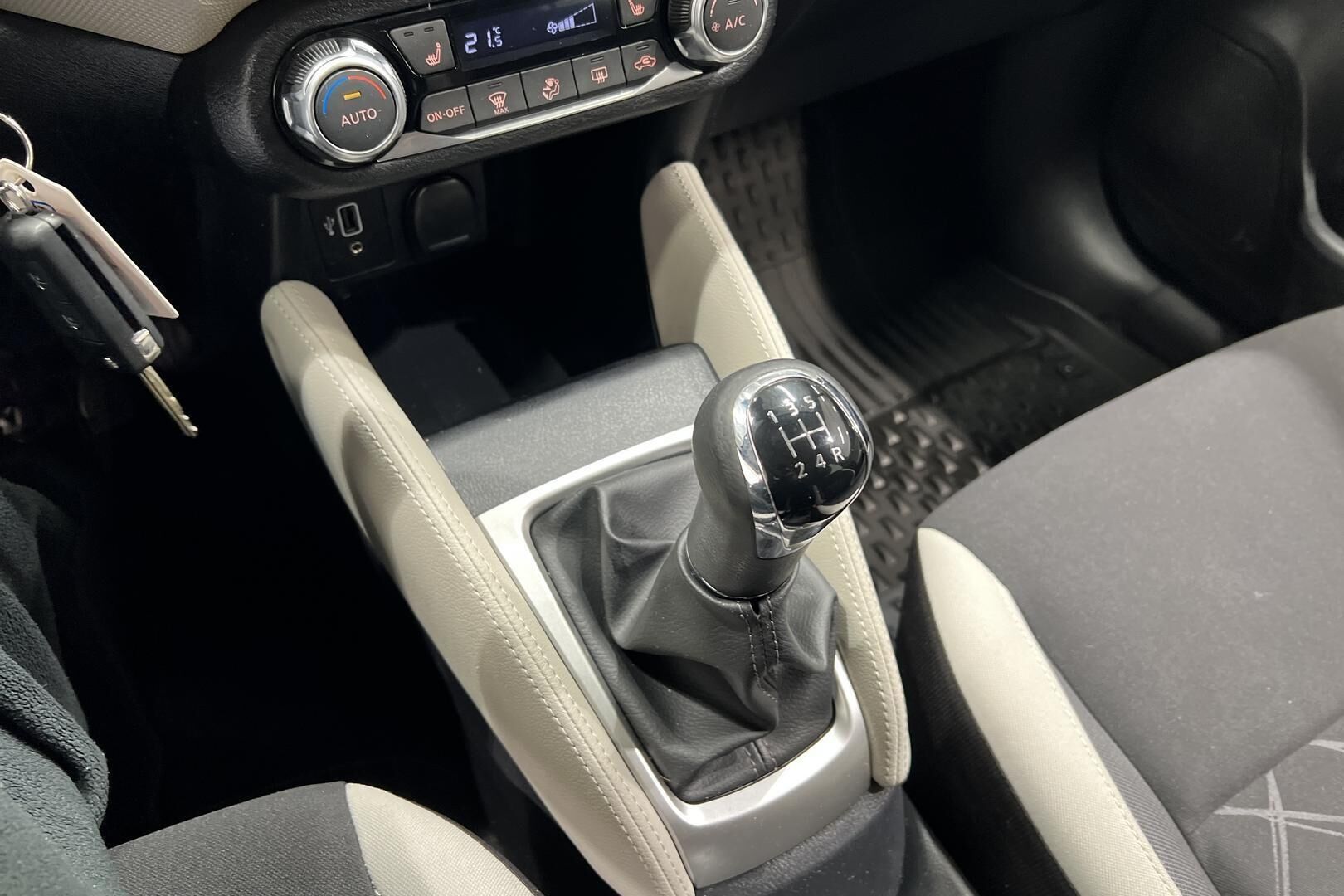 Nissan Micra iso kuva 18