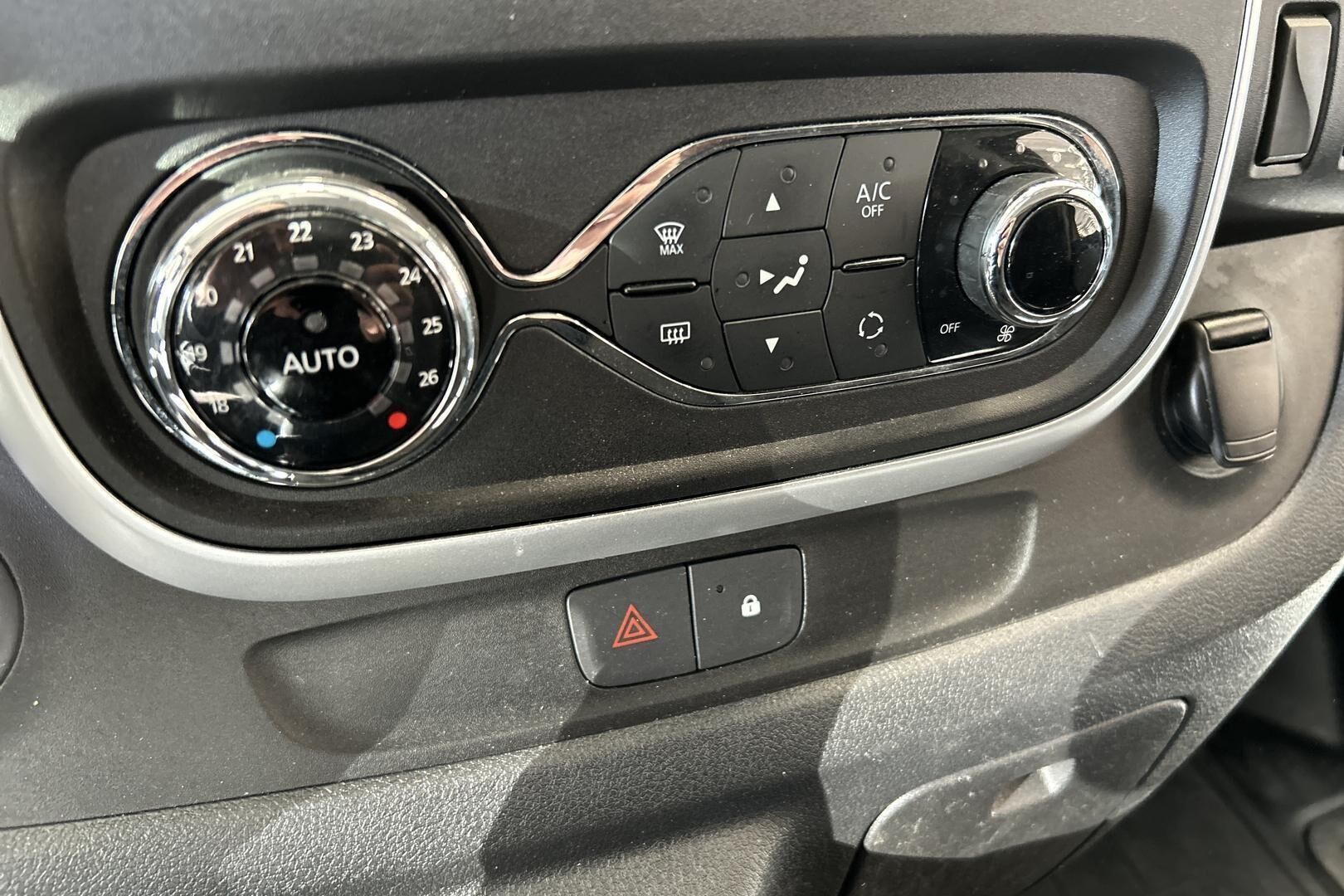 Nissan NV300 iso kuva 19