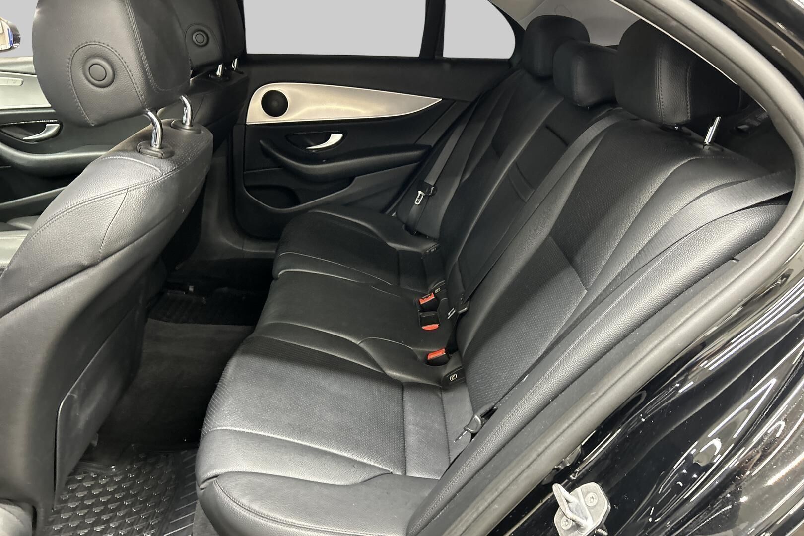 Mercedes-Benz E iso kuva 10