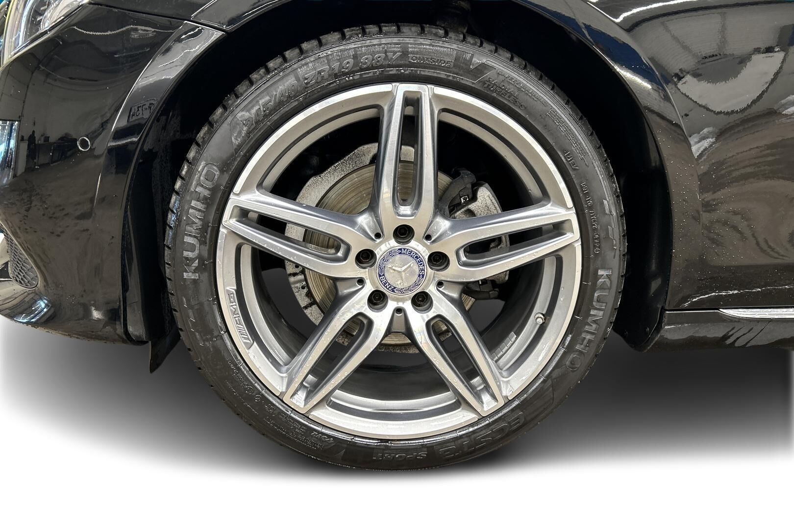 Mercedes-Benz E iso kuva 13