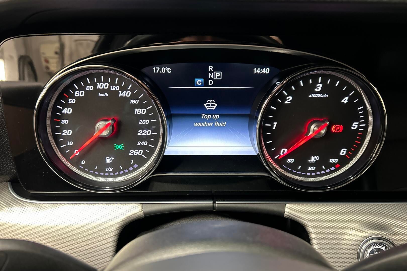 Mercedes-Benz E iso kuva 14