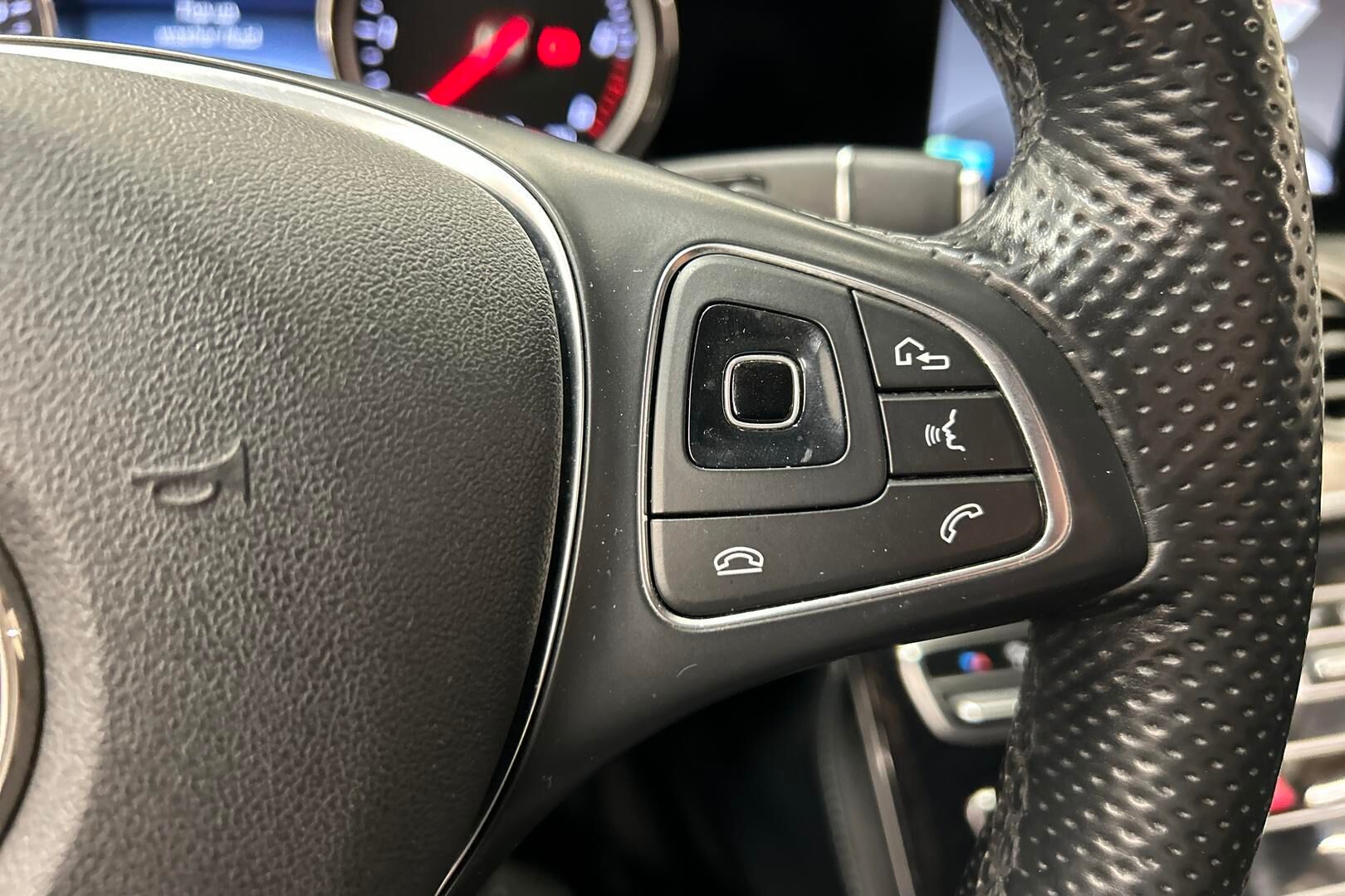 Mercedes-Benz E iso kuva 17