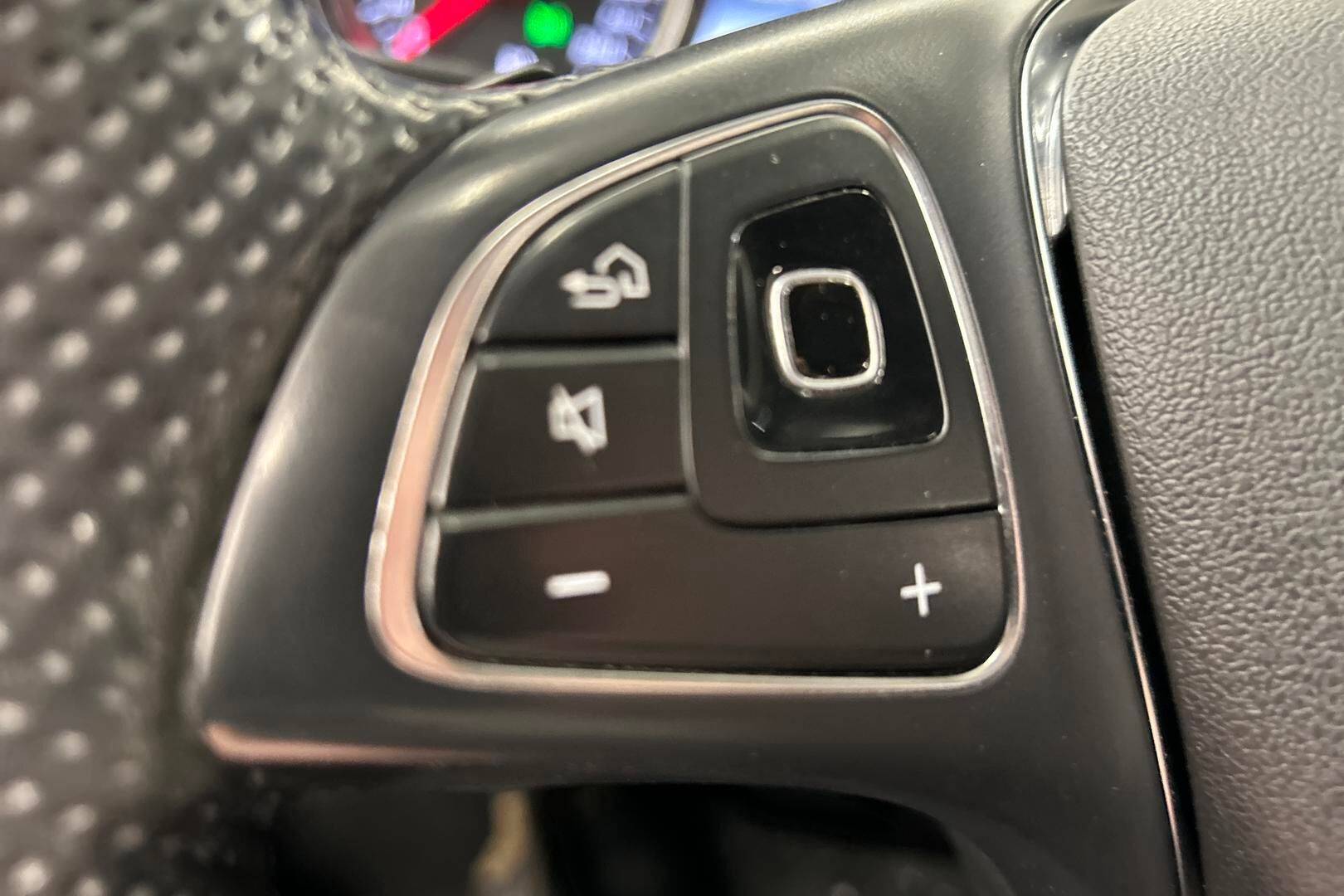 Mercedes-Benz E iso kuva 18