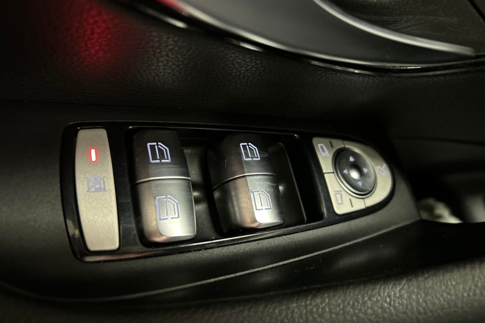 Mercedes-Benz E iso kuva 19