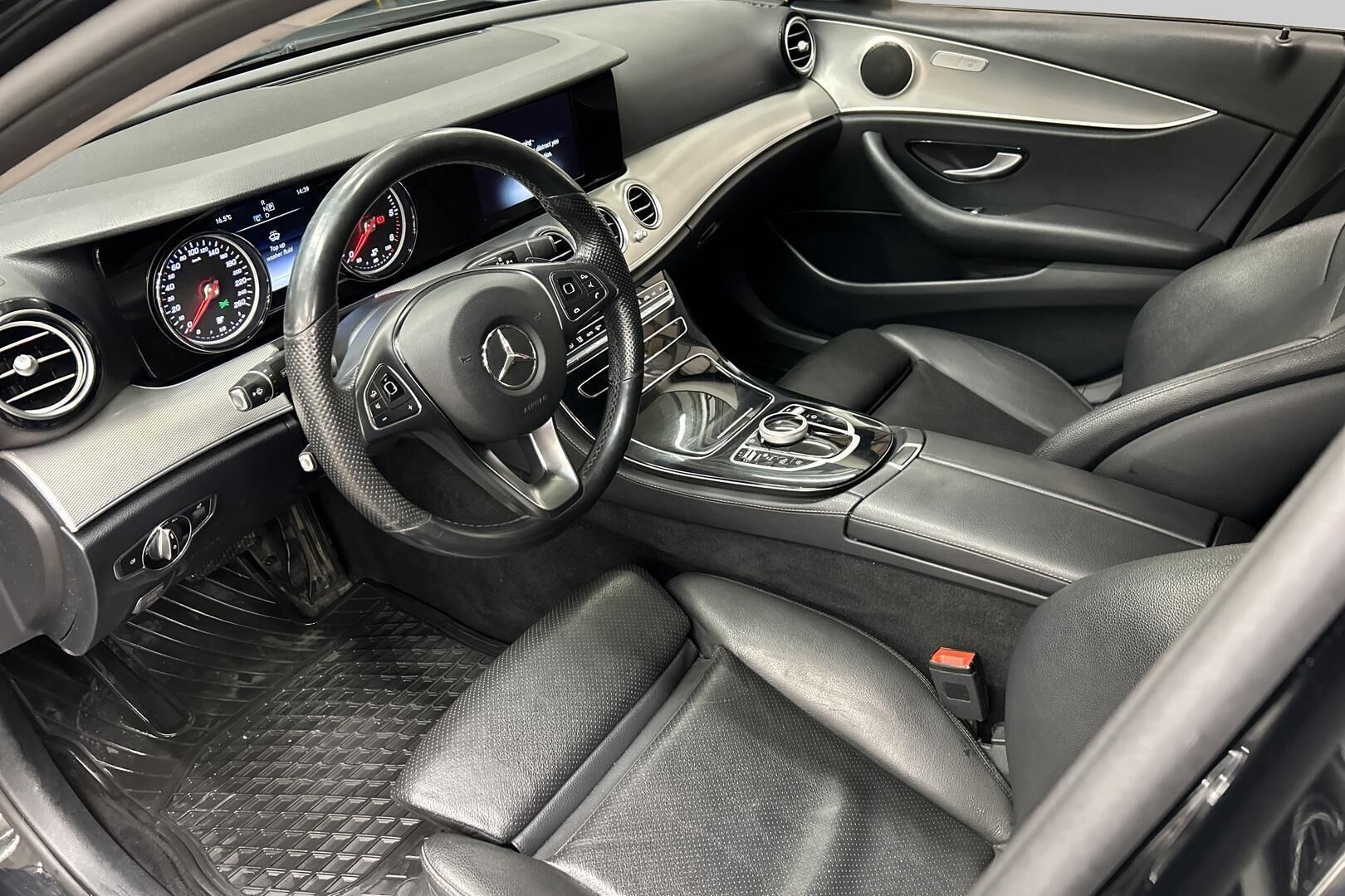 Mercedes-Benz E iso kuva 9