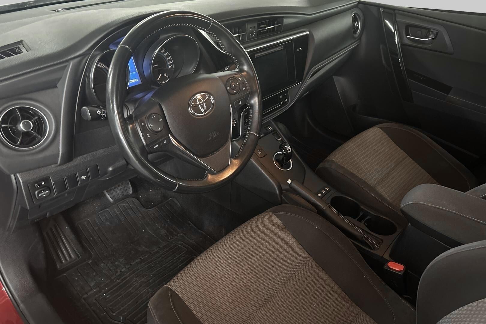 Toyota Auris iso kuva 2