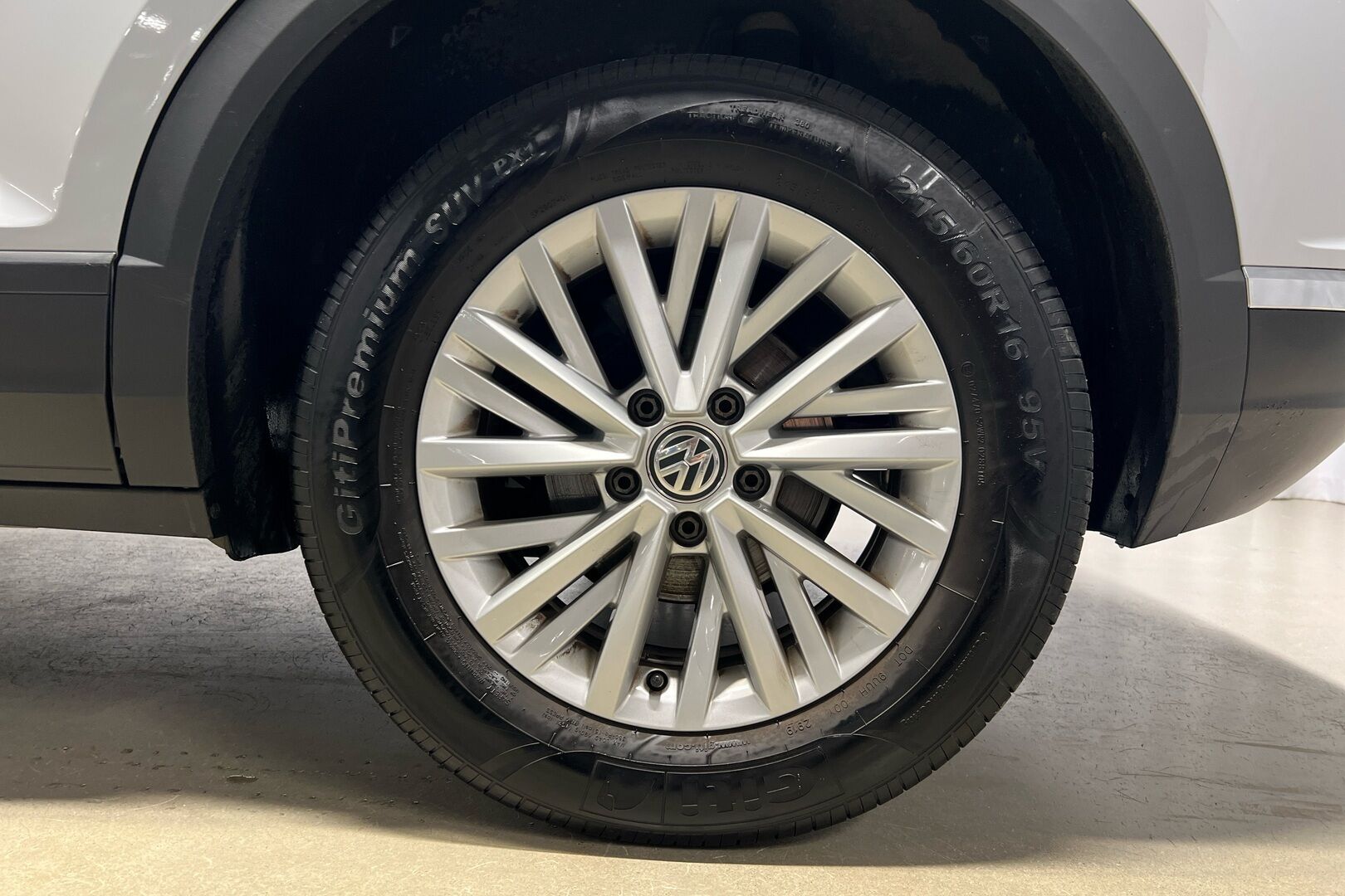 Volkswagen T-Roc iso kuva 10