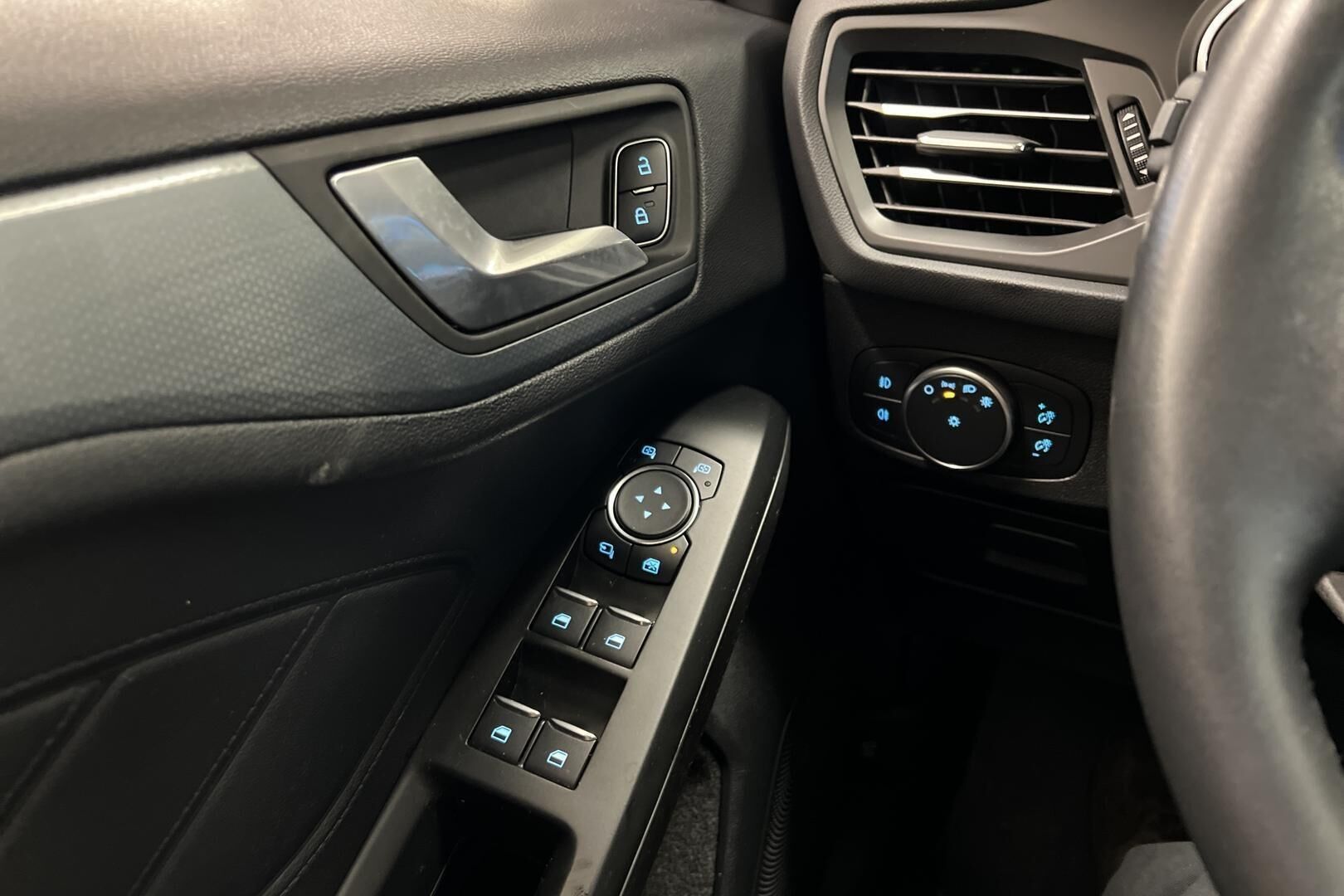 Ford Focus iso kuva 19