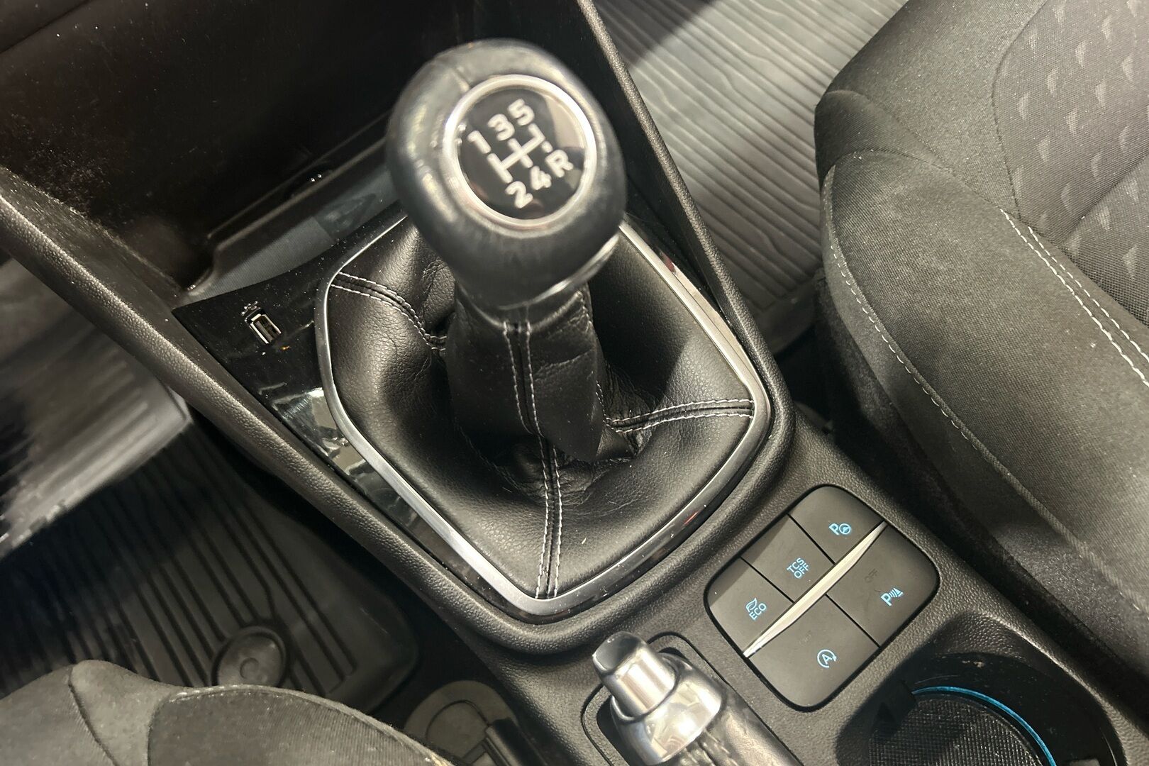 Ford Fiesta iso kuva 20