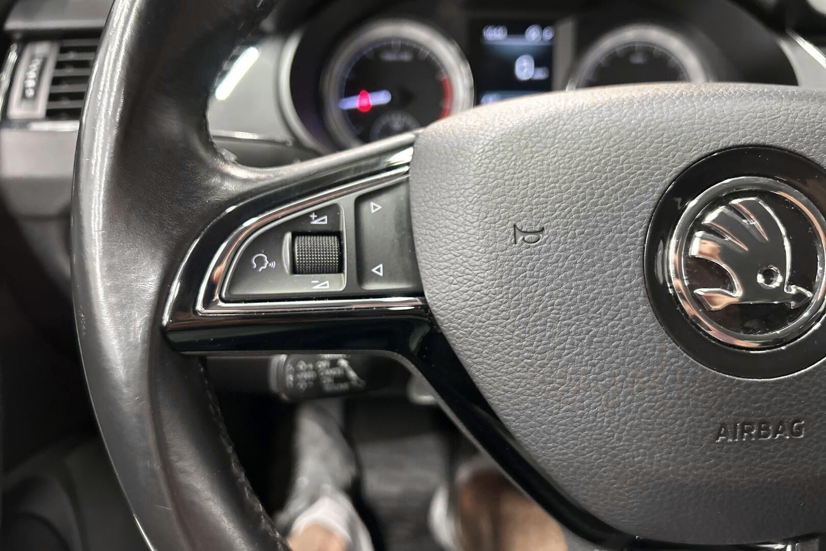 Skoda Octavia iso kuva 14