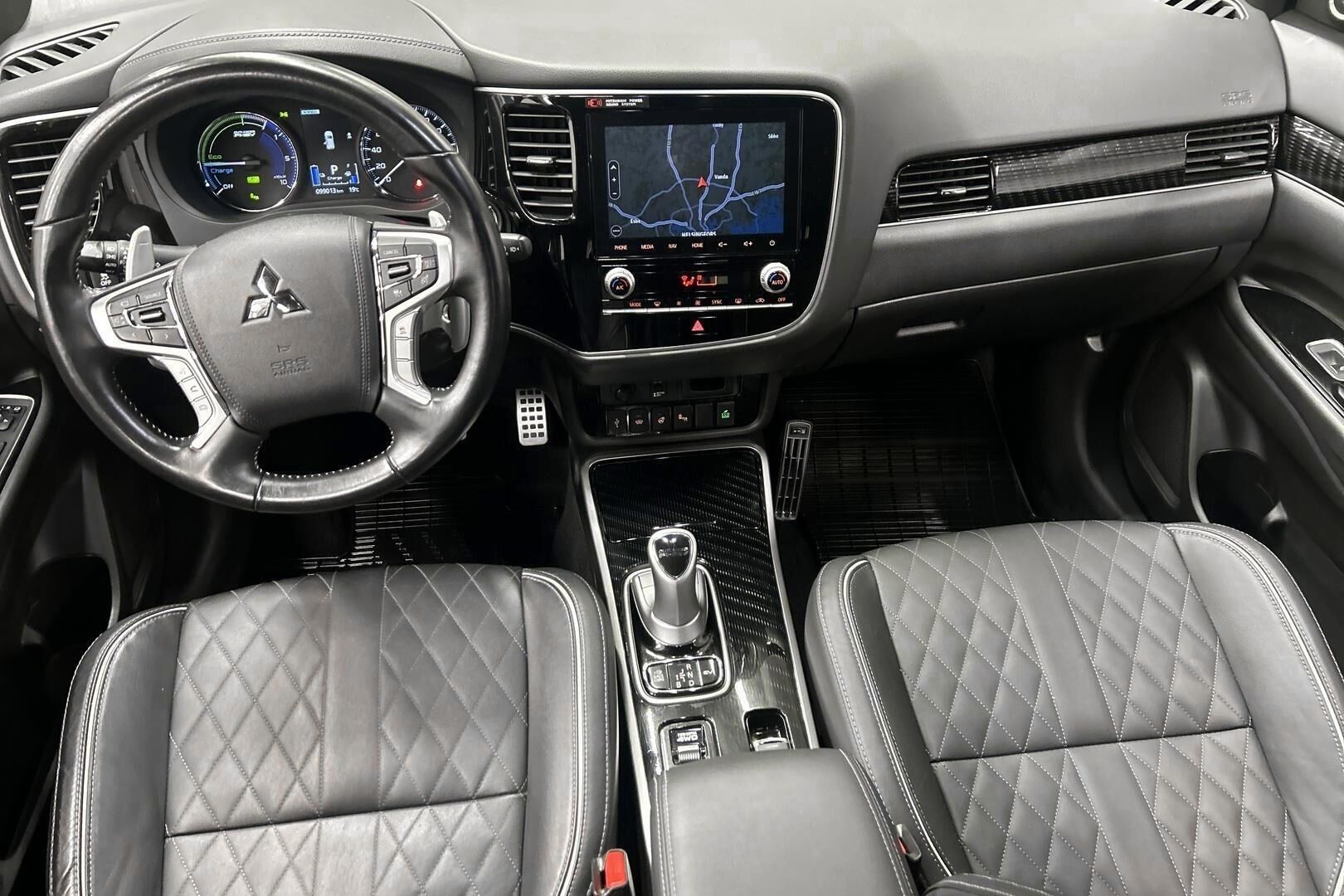 Mitsubishi Outlander PHEV iso kuva 11