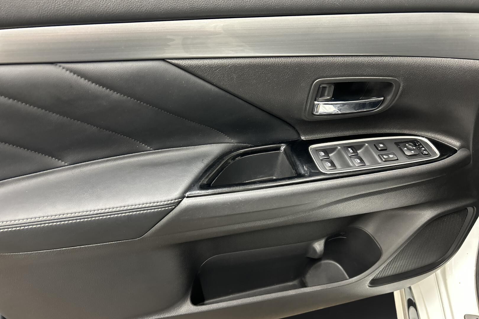 Mitsubishi Outlander PHEV iso kuva 14
