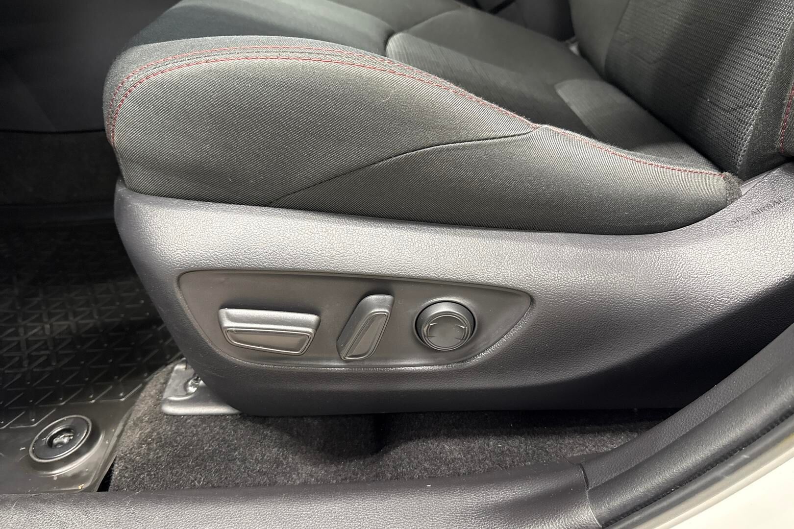 Toyota RAV4 Plug-in iso kuva 14