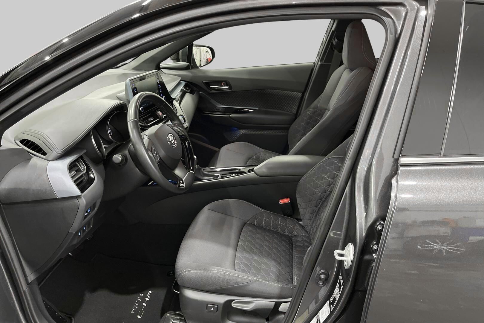 Toyota C-HR iso kuva 8