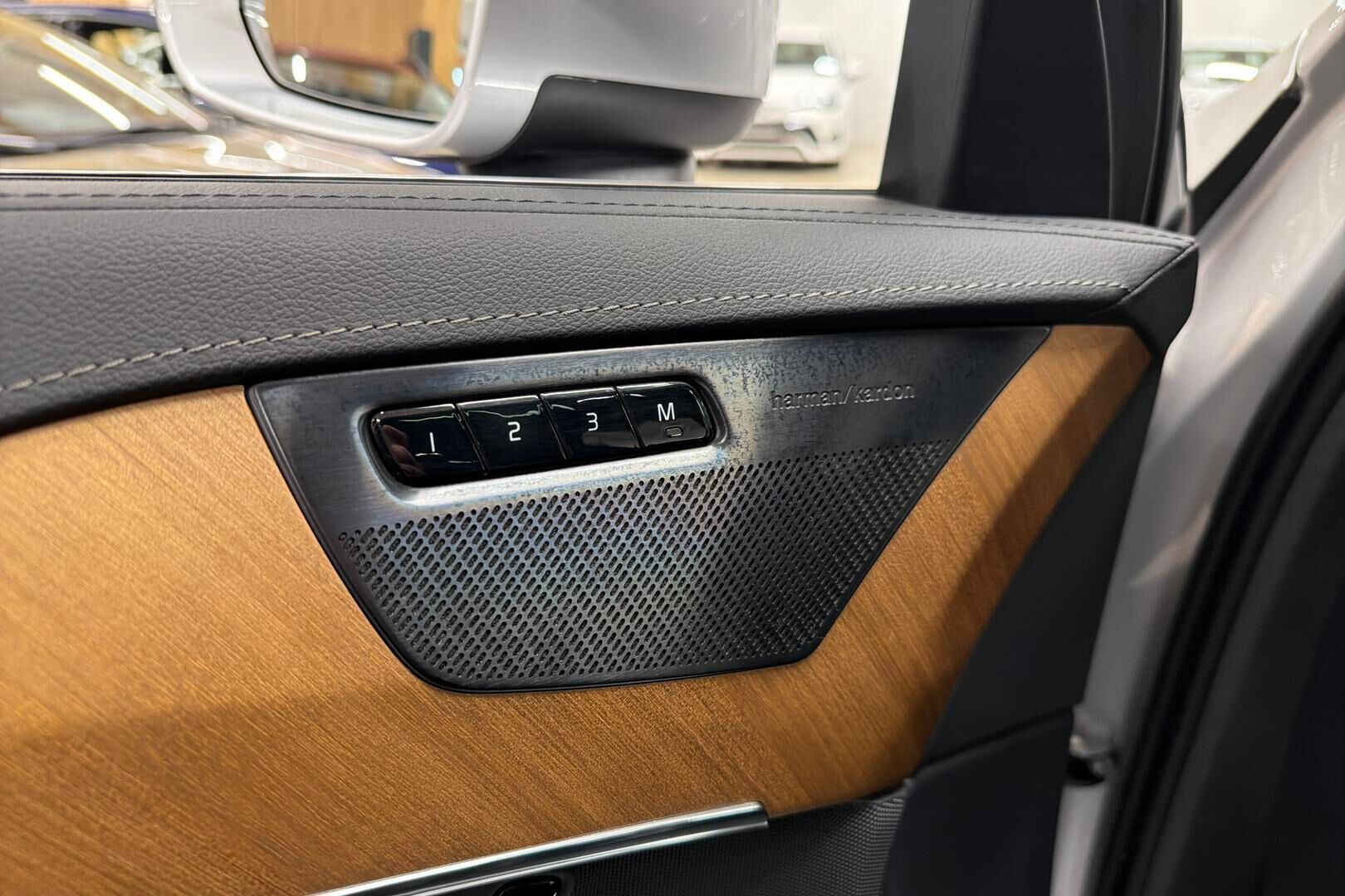 Volvo XC90 iso kuva 17
