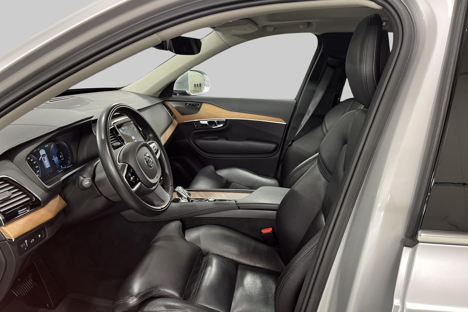 Volvo XC90 iso kuva 9