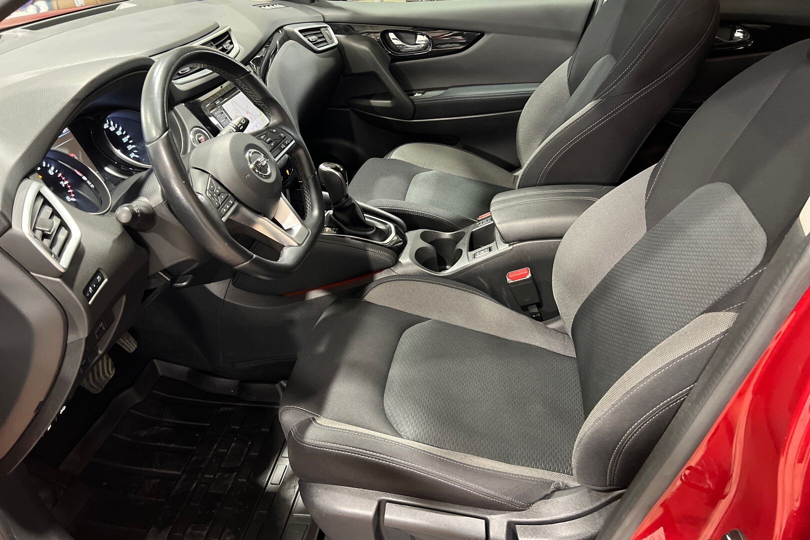 Nissan Qashqai iso kuva 8